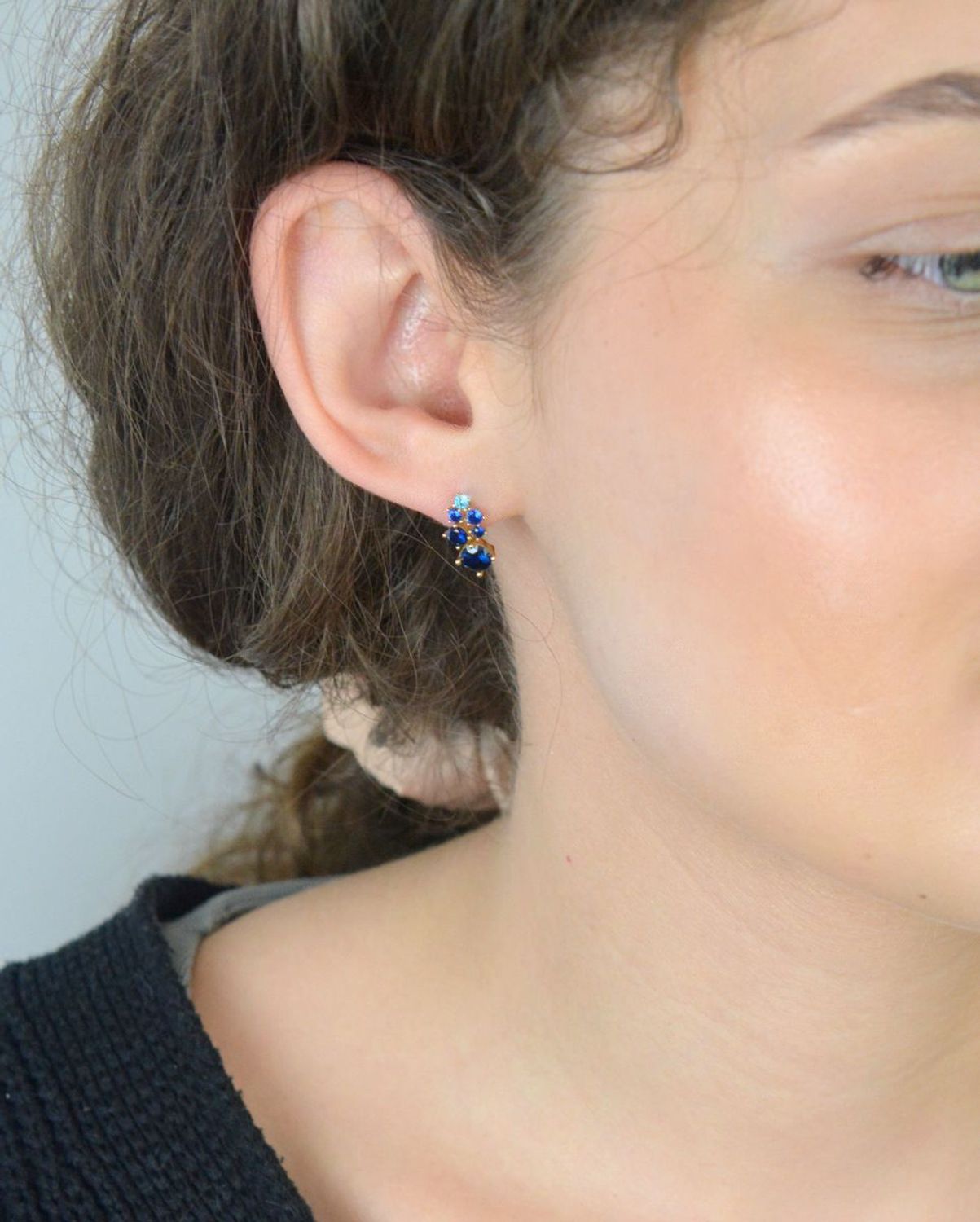 Kolczyki złote pr 333 niebieskie cyrkonie, ZW-X-X09-N00-FG17253 Dodaj odrobinę koloru i blasku do swojej kolekcji biżuterii dzięki złotym kolczykom wkręcanym, ozdobionym niebieskimi cyrkoniami1.jpg