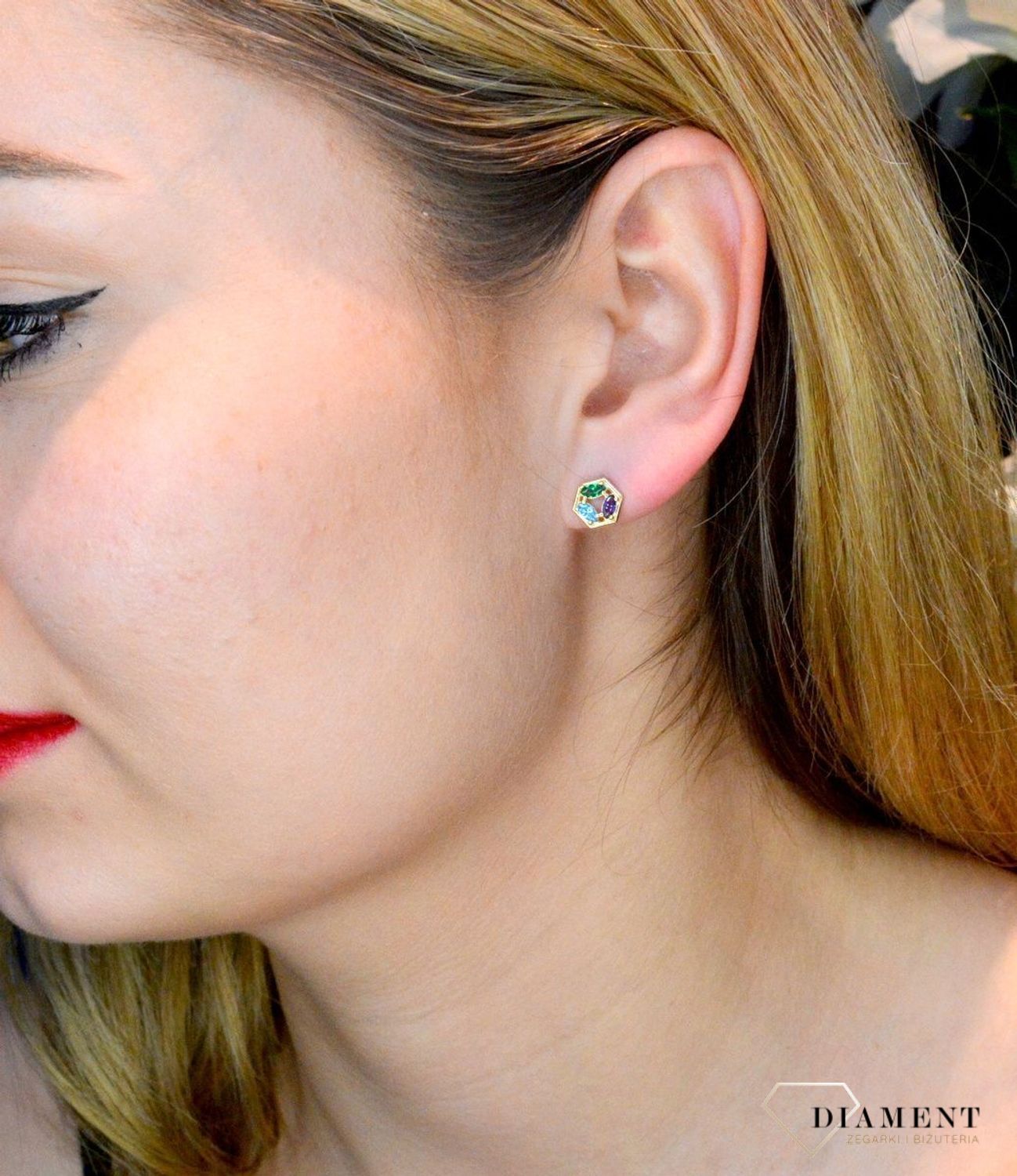 Złote kolczyki 333 z kolorowymi cyrkoniami ZW-X-X09-N00-FG18429. Kolczyki o geometrycznym kształcie z zapięciem na sztyft- bardzo wygodne i klasyczne zapięcie. Kolczyki można połączyć z pozostała biżuterią i stworzyć modne set.jpg