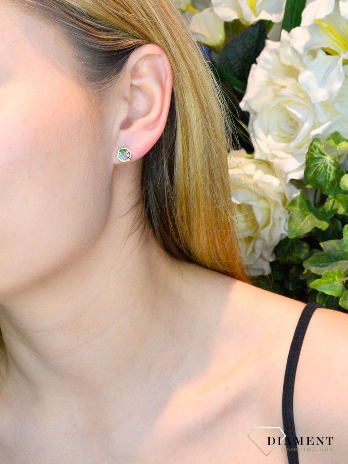 Złote kolczyki 333 z kolorowymi cyrkoniami ZW-X-X09-N00-FG18429. Kolczyki o geometrycznym kształcie z zapięciem na sztyft- bardzo wygodne i klasyczne zapięcie. Kolczyki można połączyć z pozostała biżuterią i stworzyć modne set.jpg