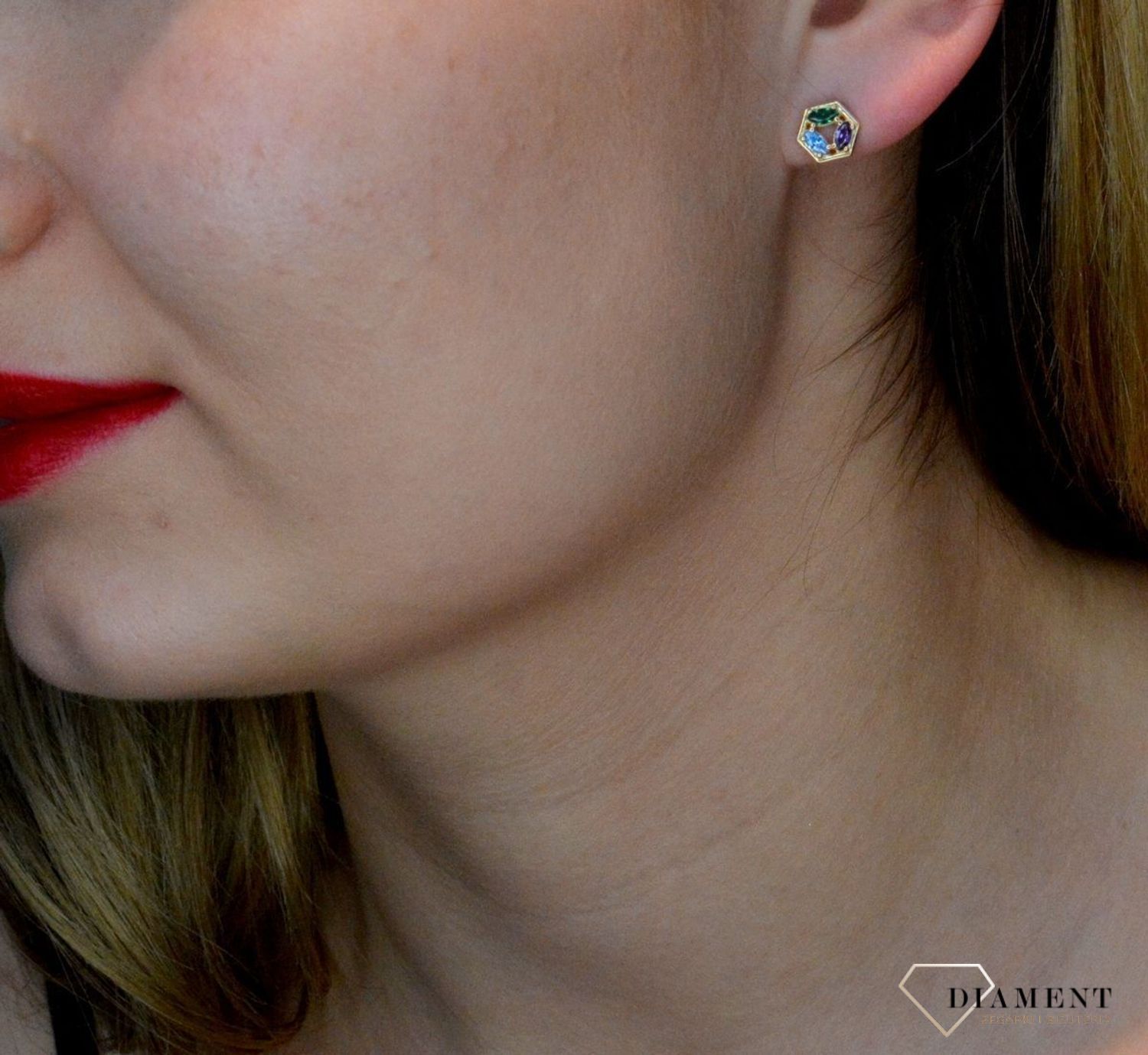 Złote kolczyki 333 z kolorowymi cyrkoniami ZW-X-X09-N00-FG18429. Kolczyki o geometrycznym kształcie z zapięciem na sztyft- bardzo wygodne i klasyczne zapięcie. Kolczyki można połączyć z pozostała biżuterią i stworzyć modne set.jpg