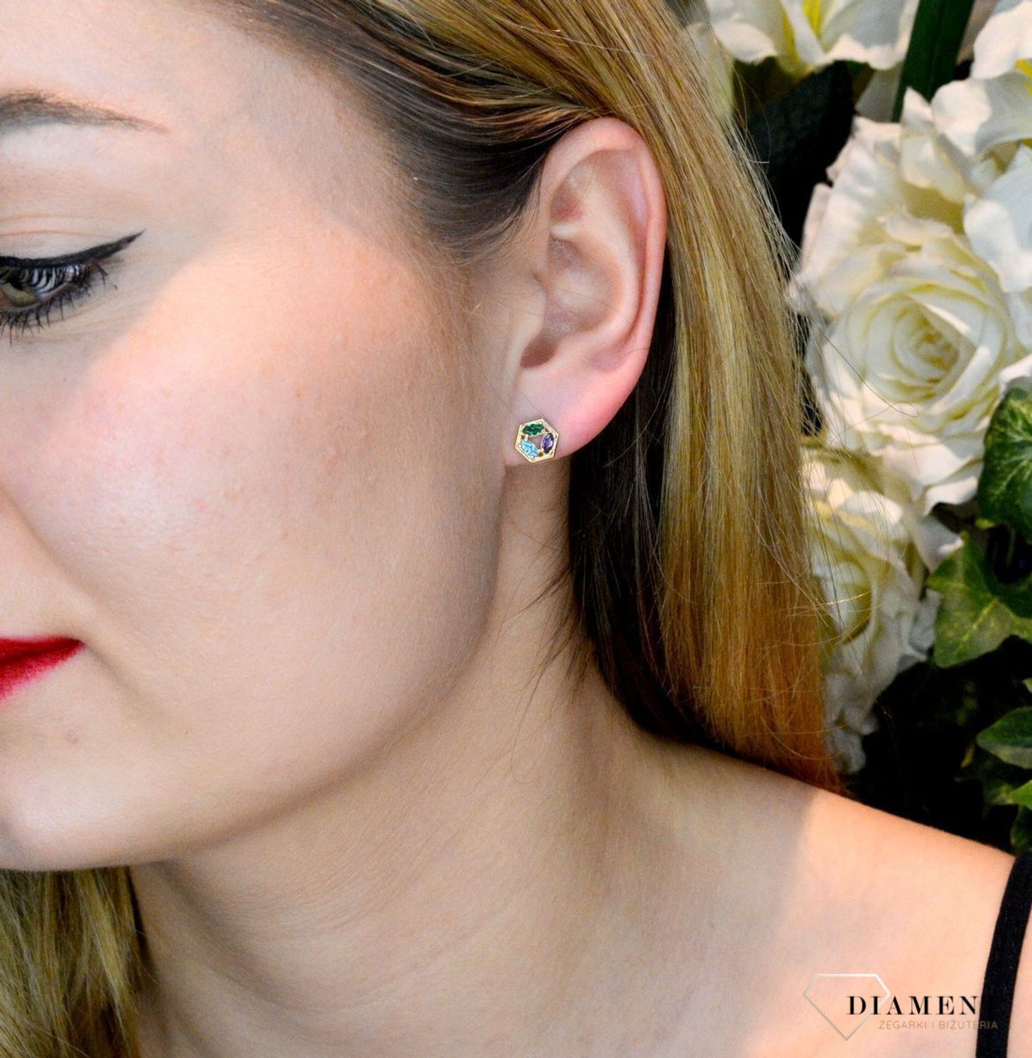 Złote kolczyki 333 z kolorowymi cyrkoniami ZW-X-X09-N00-FG18429. Kolczyki o geometrycznym kształcie z zapięciem na sztyft- bardzo wygodne i klasyczne zapięcie. Kolczyki można połączyć z pozostała biżuterią i stworzyć modne set.jpg