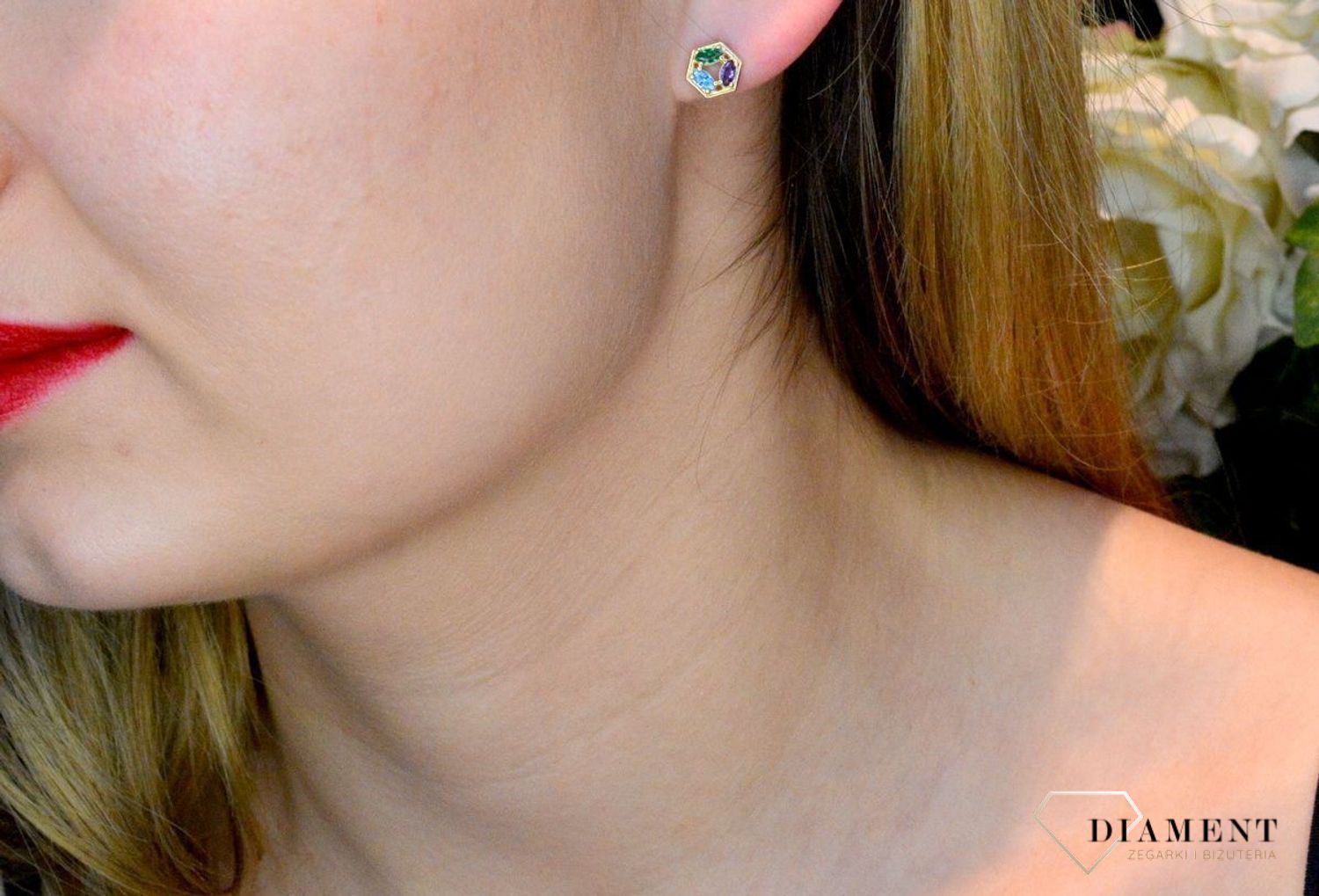 Złote kolczyki 333 z kolorowymi cyrkoniami ZW-X-X09-N00-FG18429. Kolczyki o geometrycznym kształcie z zapięciem na sztyft- bardzo wygodne i klasyczne zapięcie. Kolczyki można połączyć z pozostała biżuterią i stworzyć modne set.jpg