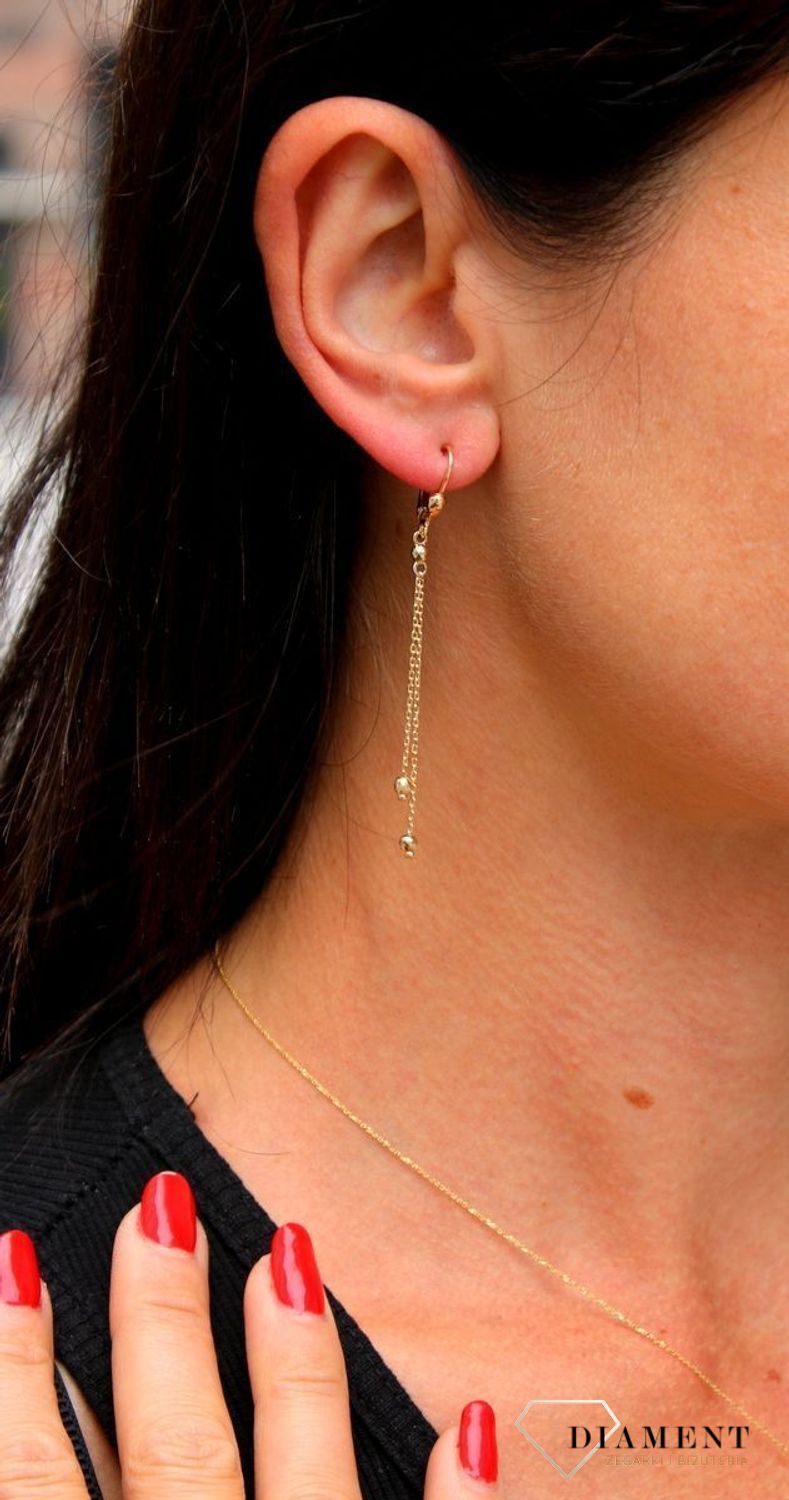 Kolczyki złote 333 Yes z łańcuszkiem i wiszącymi kuleczkami. Piękny prezent dla ulubienicy złota. Wymarzony prezent na rocznicę ślubu..webp