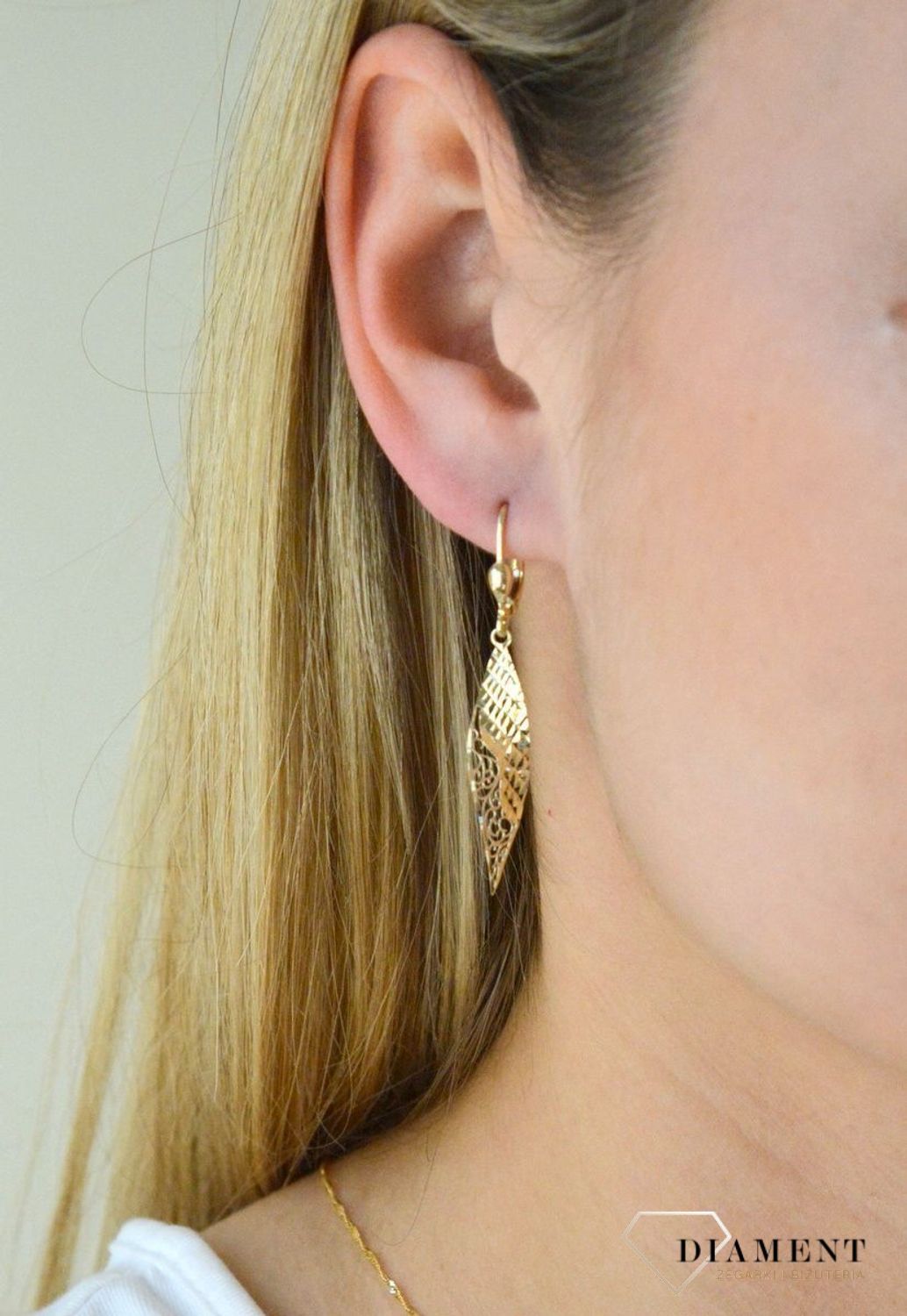 Kolczyki złote długie wiszące łezki ZW-X-X09-N00-GA18404. Złote kolczyki długie 333 wiszące zdobione ornamentem. Piękne złote kolczyki z zapięciem bigiel angielski wykonanej z żółtego złota. Idealny pomysł na prezent dla każ (1).jpg