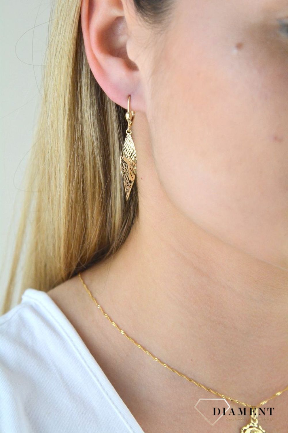 Kolczyki złote długie wiszące łezki ZW-X-X09-N00-GA18404. Złote kolczyki długie 333 wiszące zdobione ornamentem. Piękne złote kolczyki z zapięciem bigiel angielski wykonanej z żółtego złota. Idealny pomysł na prezent dla każ (1).jpg