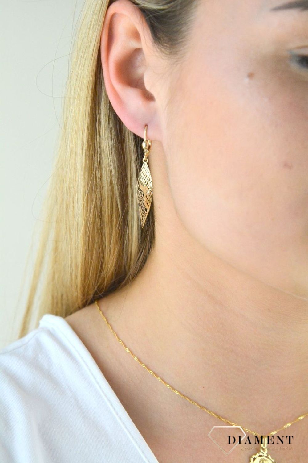 Kolczyki złote długie wiszące łezki ZW-X-X09-N00-GA18404. Złote kolczyki długie 333 wiszące zdobione ornamentem. Piękne złote kolczyki z zapięciem bigiel angielski wykonanej z żółtego złota. Idealny pomysł na prezent dla każ (1).jpg