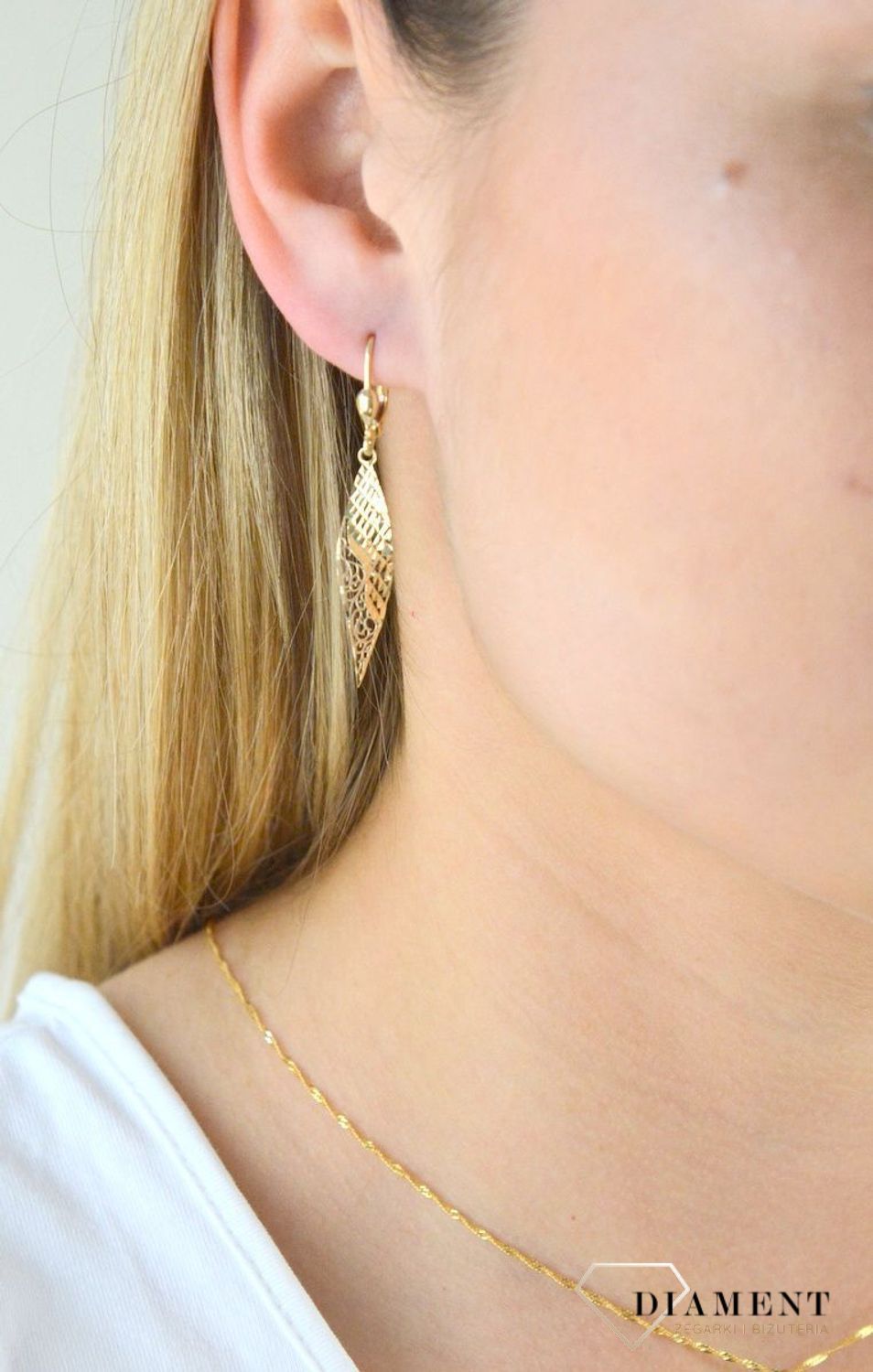 Kolczyki złote długie wiszące łezki ZW-X-X09-N00-GA18404. Złote kolczyki długie 333 wiszące zdobione ornamentem. Piękne złote kolczyki z zapięciem bigiel angielski wykonanej z żółtego złota. Idealny pomysł na prezent dla każ (1).jpg