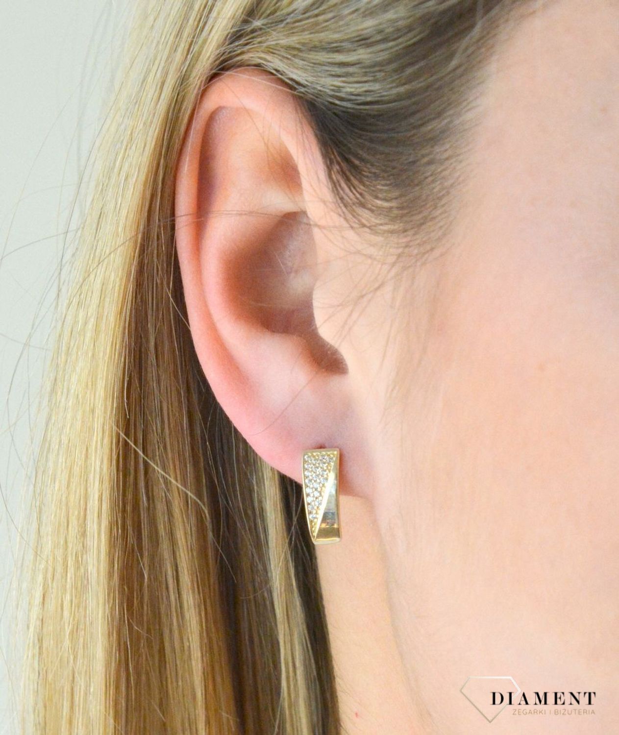 Kolczyki złote wiszące z cyrkoniami ZW-X-X09-N00-GB18609. Złote kolczyki wiszące 333 klasyczne z cyrkoniami. Niezwykle urokliwa ozdoba, stworzona z idealnego duetu - złota i cyrkonii. Piękna kompozycja zdobiona lśniącymi cyr (1).jpg
