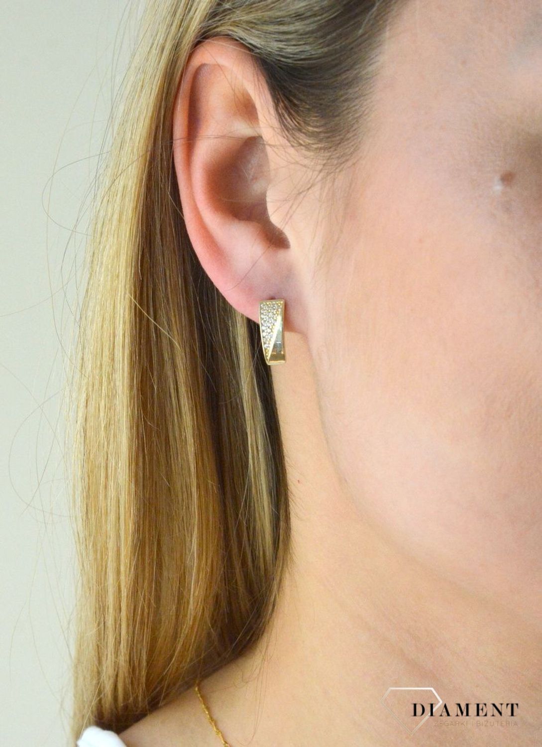 Kolczyki złote wiszące z cyrkoniami ZW-X-X09-N00-GB18609. Złote kolczyki wiszące 333 klasyczne z cyrkoniami. Niezwykle urokliwa ozdoba, stworzona z idealnego duetu - złota i cyrkonii. Piękna kompozycja zdobiona lśniącymi cyr (1).jpg
