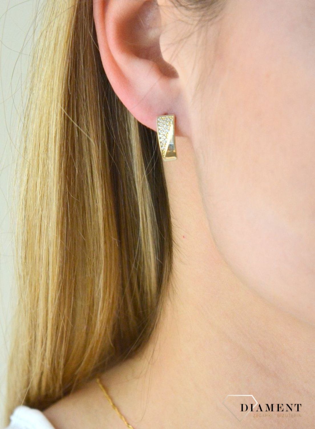 Kolczyki złote wiszące z cyrkoniami ZW-X-X09-N00-GB18609. Złote kolczyki wiszące 333 klasyczne z cyrkoniami. Niezwykle urokliwa ozdoba, stworzona z idealnego duetu - złota i cyrkonii. Piękna kompozycja zdobiona lśniącymi cyr (1).jpg