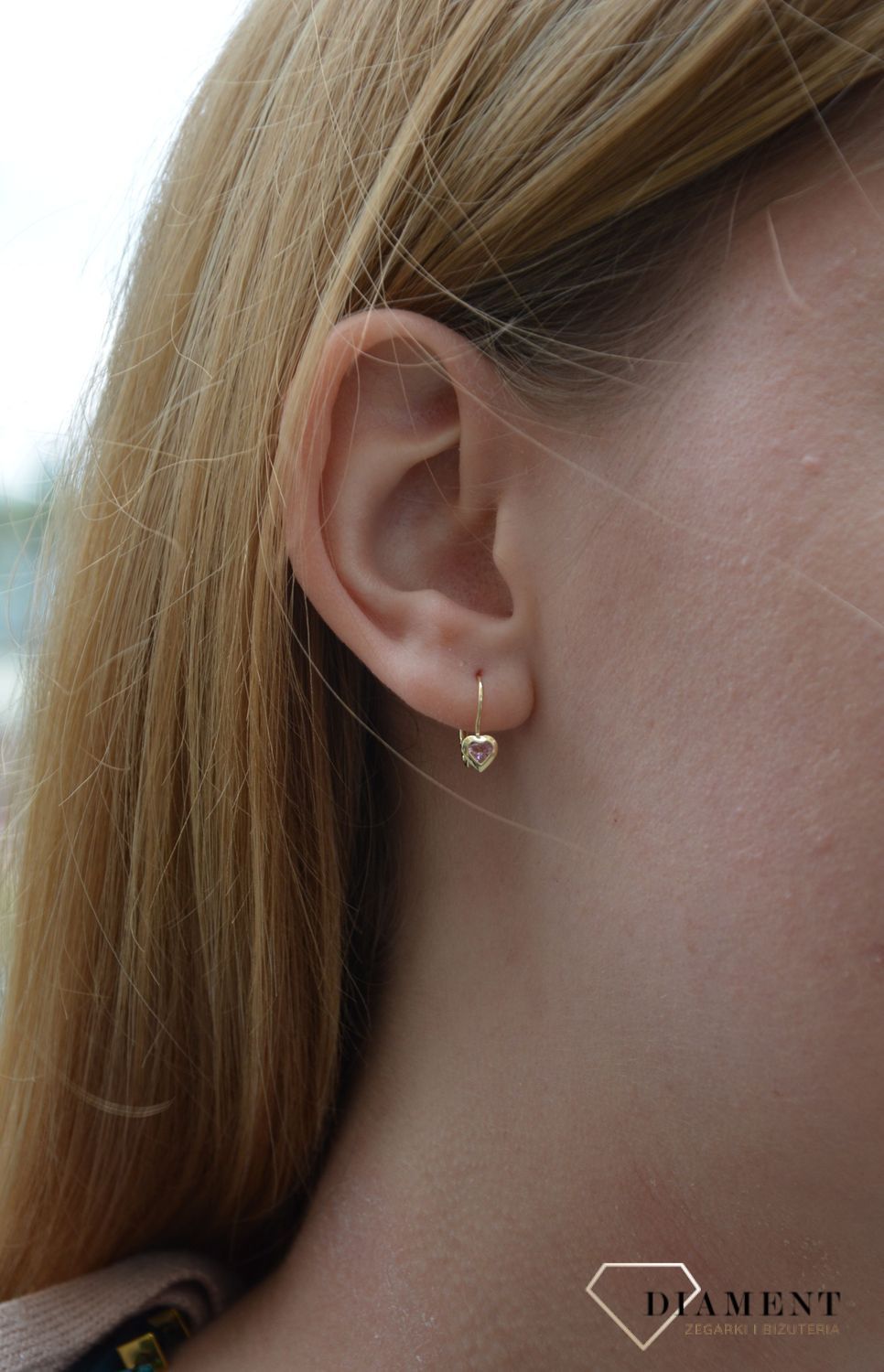 Przepiękne, złote kolczyki dziewczęce w formie serc z różowymi cyrkoniami, urzekają delikatną formą i blaskiem. Świetnie zaprezentują się w uszach małej damy..jpg