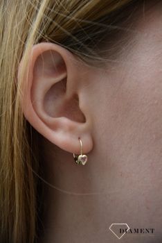 Przepiękne, złote kolczyki dziewczęce w formie serc z różowymi cyrkoniami, urzekają delikatną formą i blaskiem. Świetnie zaprezentują się w uszach małej damy (1).JPG