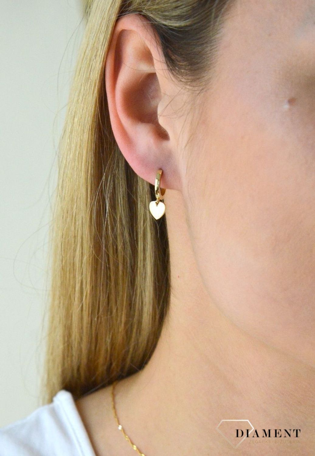 Kolczyki złote małe kółka z serduszkiem ZW-X-X09-N00-HA18489. Złote kolczyki gładkie, małe kółka. Delikatna biżuteria dla kobiety jak i dla dzieci, świetnie pasująca na prezent z różnych okazji. Kolczyki dla dzieci. Kółka .jpg