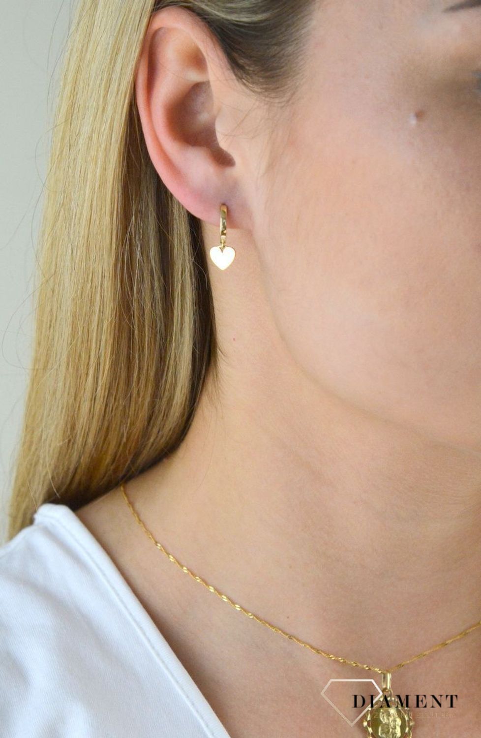 Kolczyki złote małe kółka z serduszkiem ZW-X-X09-N00-HA18489. Złote kolczyki gładkie, małe kółka. Delikatna biżuteria dla kobiety jak i dla dzieci, świetnie pasująca na prezent z różnych okazji. Kolczyki dla dzieci. Kółka .jpg