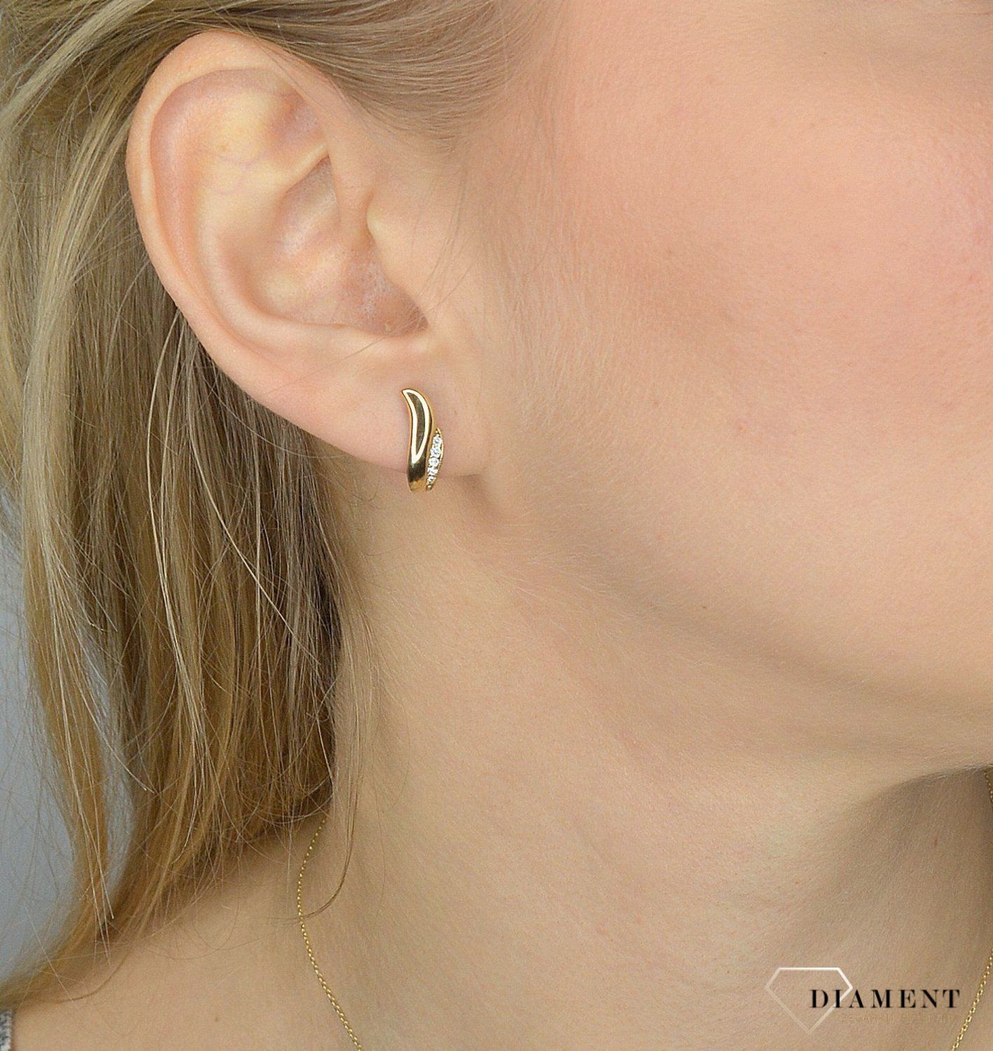 Złote kolczyki 333 delikatność cyrkonii ZW-X-X09-N00-HB15324 💎 Złote kolczyki wykonane z najwyższej jakości złota próby 333.webp