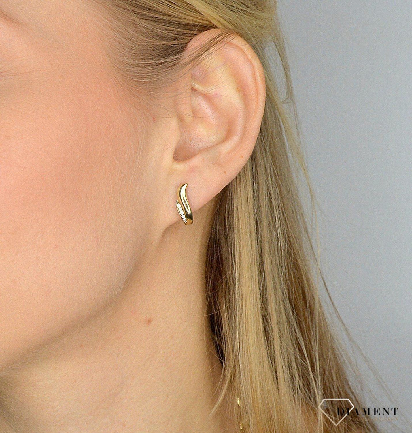 Złote kolczyki 333 delikatność cyrkonii ZW-X-X09-N00-HB15324 💎 Złote kolczyki wykonane z najwyższej jakości złota próby 333.webp