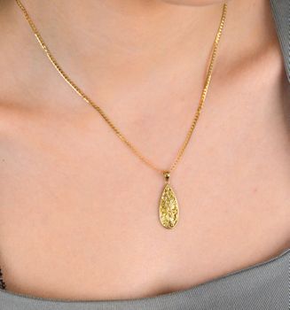 Złota zawieszka ażurowa łezka, grawerowany środek próba 333, ZW-X-X09-N00-LA16421. Elegancka i subtelna złota zawieszka w kształcie łezki to wyjątkowy dodatek, który podkreśli Twój styl i osobowość. Złota zawieszka łezka (1).JPG