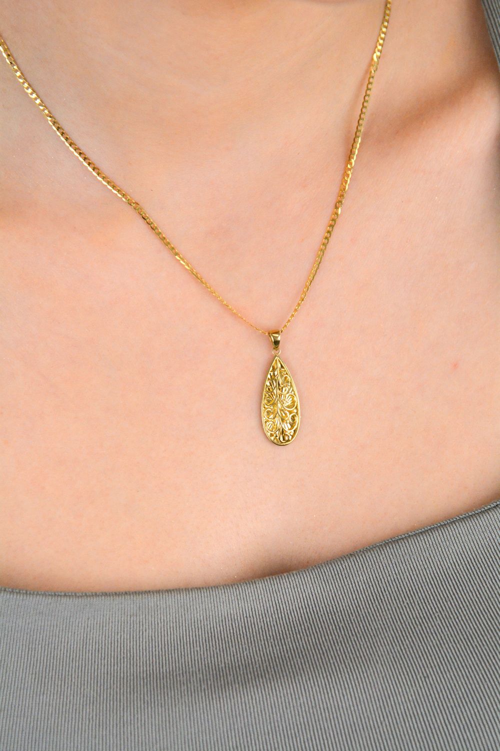 Złota zawieszka ażurowa łezka, grawerowany środek próba 333, ZW-X-X09-N00-LA16421. Elegancka i subtelna złota zawieszka w kształcie łezki to wyjątkowy dodatek, który podkreśli 1.jpg