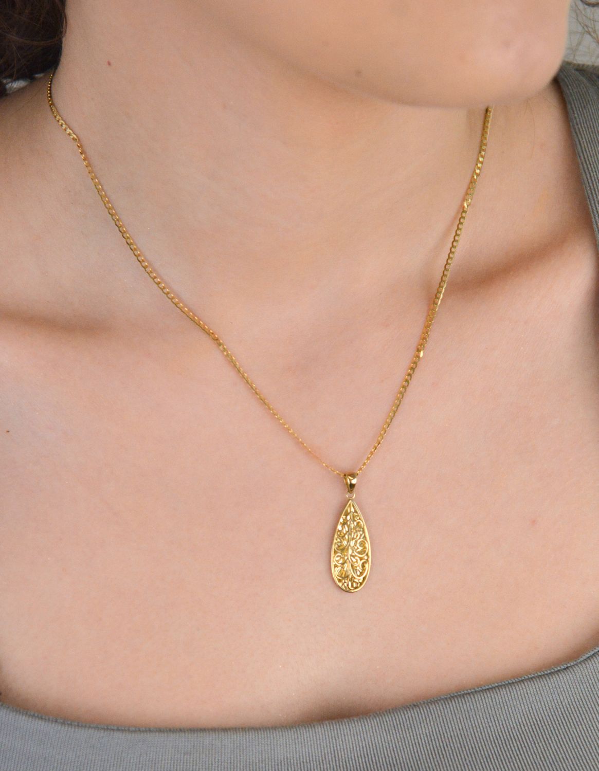 Złota zawieszka ażurowa łezka, grawerowany środek próba 333, ZW-X-X09-N00-LA16421. Elegancka i subtelna złota zawieszka w kształcie łezki to wyjątkowy dodatek, który podkreśli 1.jpg