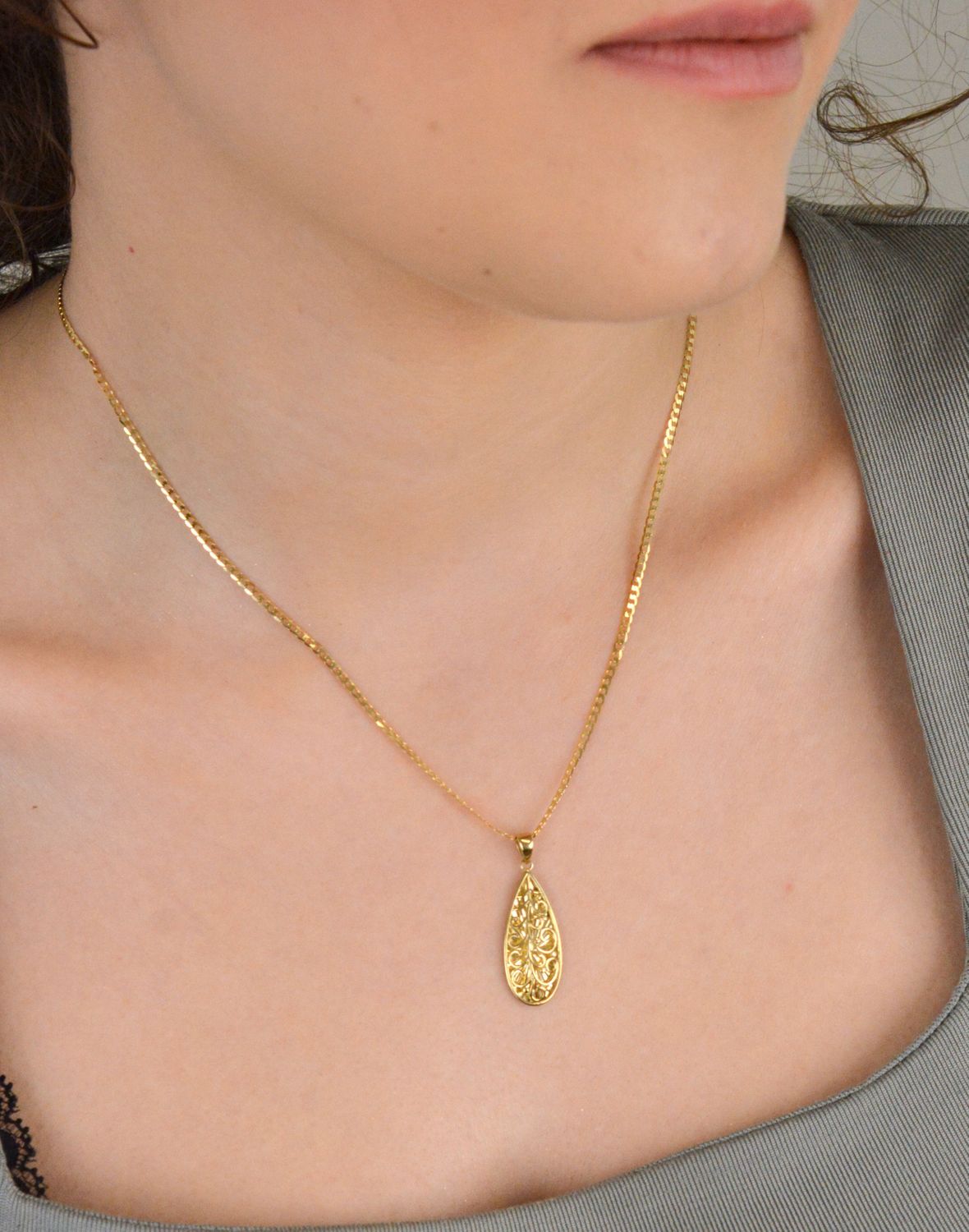 Złota zawieszka ażurowa łezka, grawerowany środek próba 333, ZW-X-X09-N00-LA16421. Elegancka i subtelna złota zawieszka w kształcie łezki to wyjątkowy dodatek, który podkreśli 1.jpg