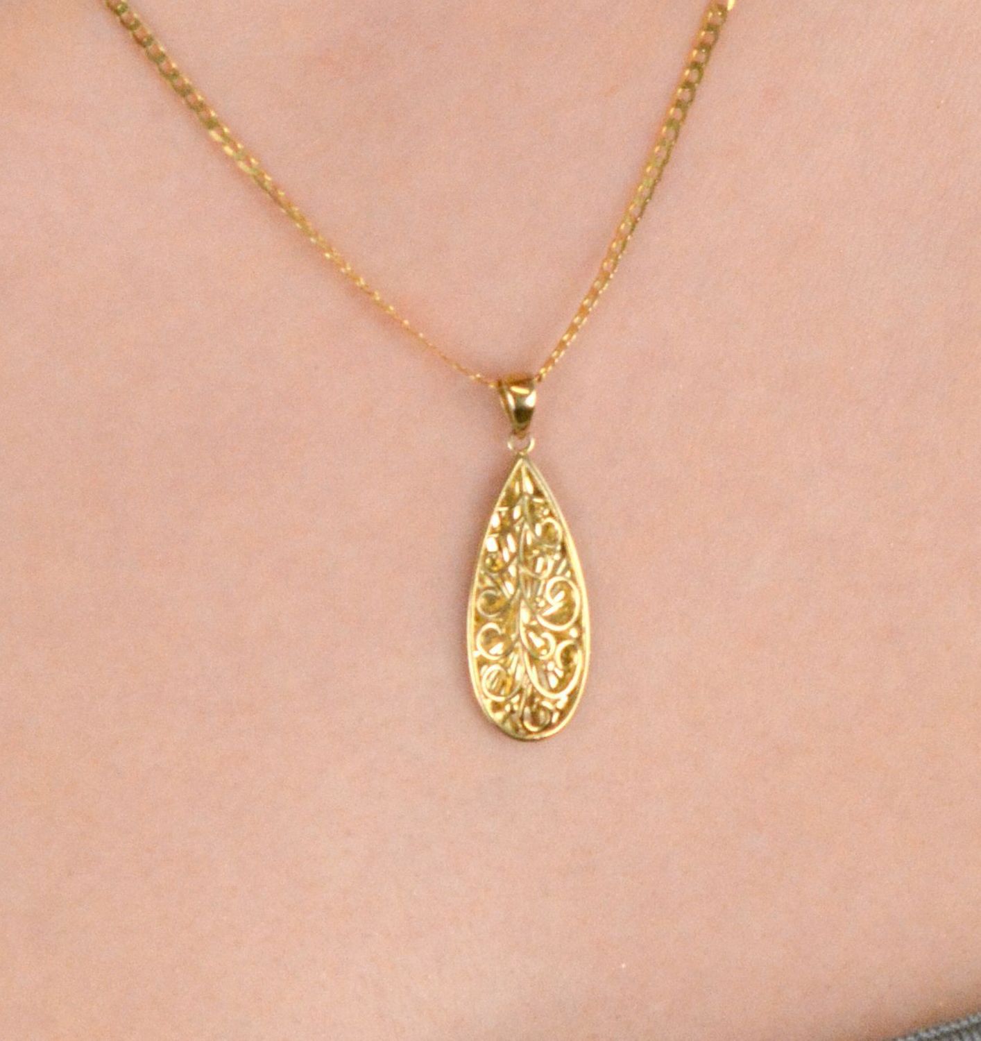 Złota zawieszka ażurowa łezka, grawerowany środek próba 333, ZW-X-X09-N00-LA16421. Elegancka i subtelna złota zawieszka w kształcie łezki to wyjątkowy dodatek, który podkreśli 1.jpg