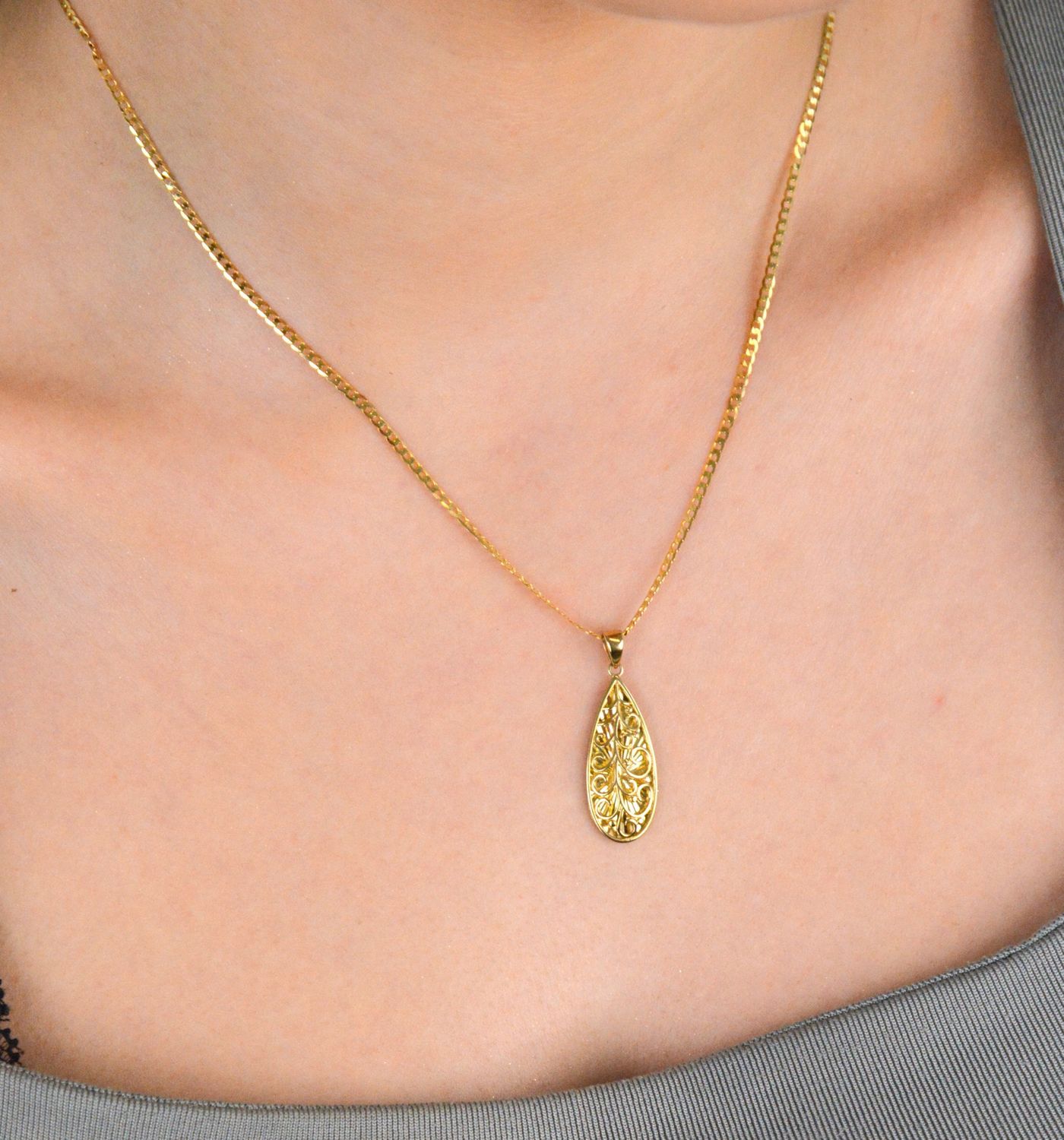 Złota zawieszka ażurowa łezka, grawerowany środek próba 333, ZW-X-X09-N00-LA16421. Elegancka i subtelna złota zawieszka w kształcie łezki to wyjątkowy dodatek, który podkreśli 1.jpg