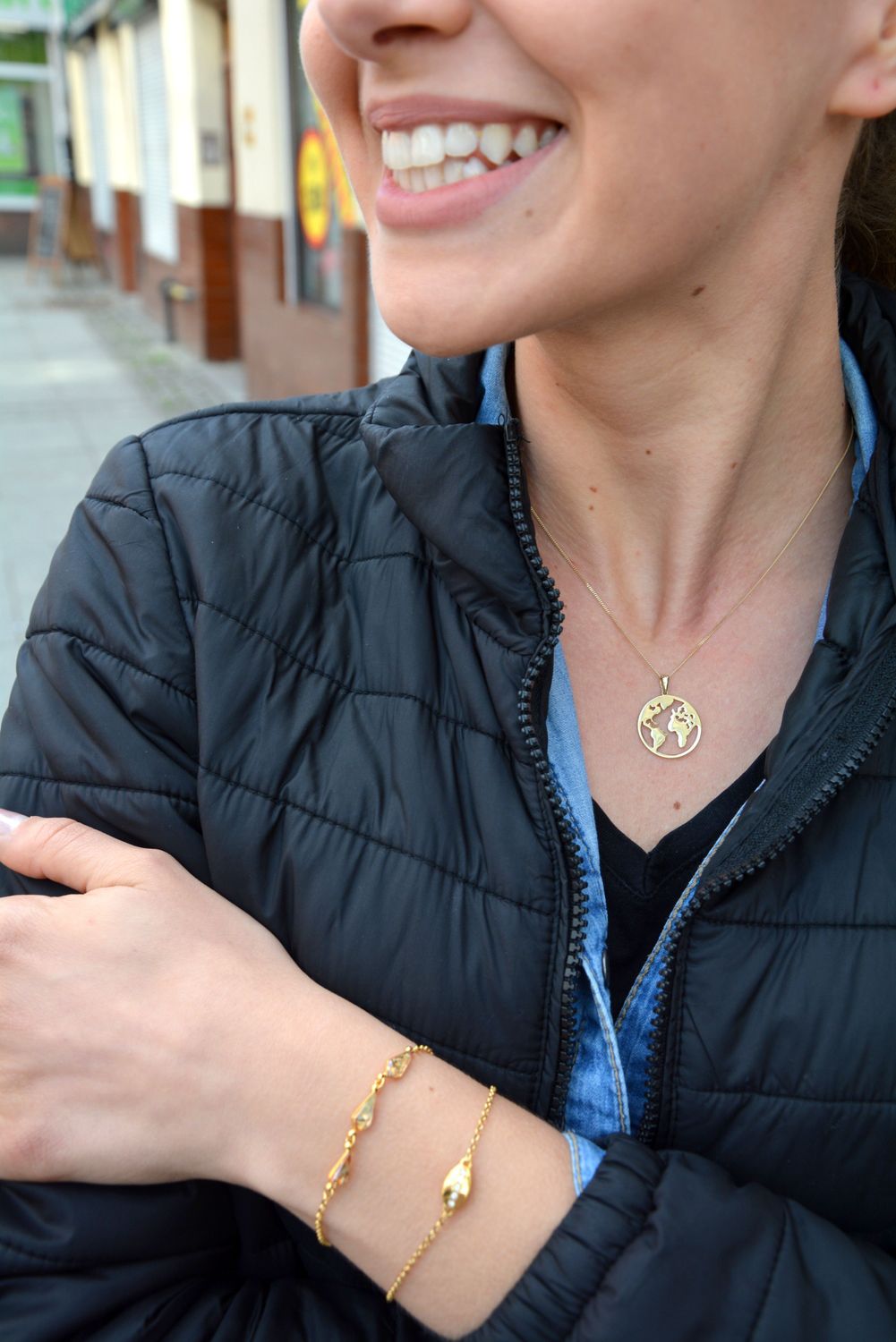 Złoty przepiękny, wisiorek w formie mapy świata idealny dla osoby lubiącej podróżować. Przypominał będzie wszystkie odwiedzone miejsca lub te o których się marzy..jpg