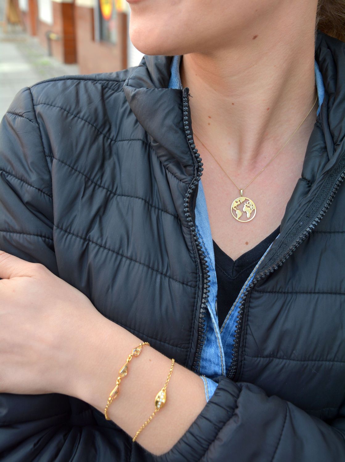 Złoty przepiękny, wisiorek w formie mapy świata idealny dla osoby lubiącej podróżować. Przypominał będzie wszystkie odwiedzone miejsca lub te o których się marzy..jpg