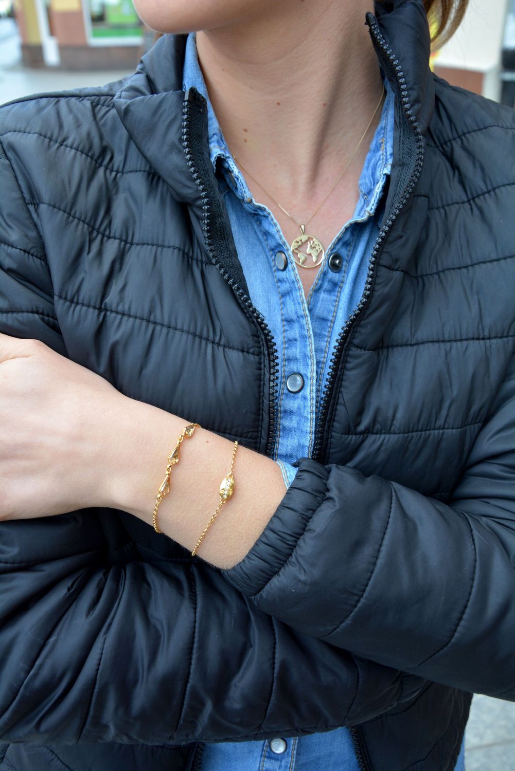 Złoty przepiękny, wisiorek w formie mapy świata idealny dla osoby lubiącej podróżować. Przypominał będzie wszystkie odwiedzone miejsca lub te o których się marzy..jpg