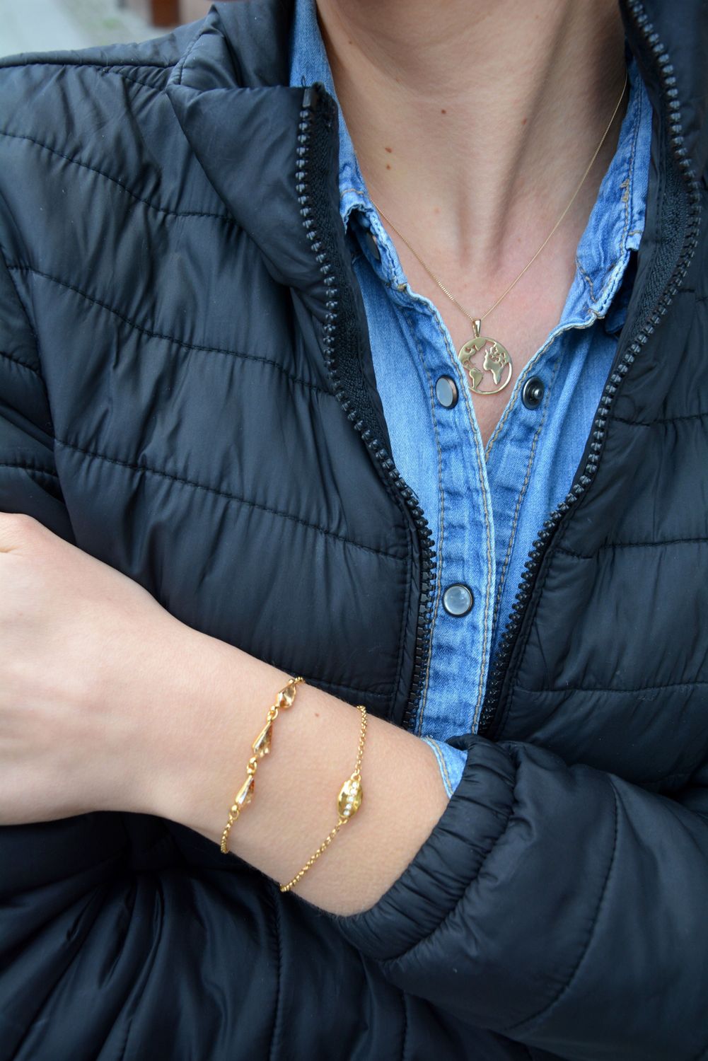 Złoty przepiękny, wisiorek w formie mapy świata idealny dla osoby lubiącej podróżować. Przypominał będzie wszystkie odwiedzone miejsca lub te o których się marzy..jpg