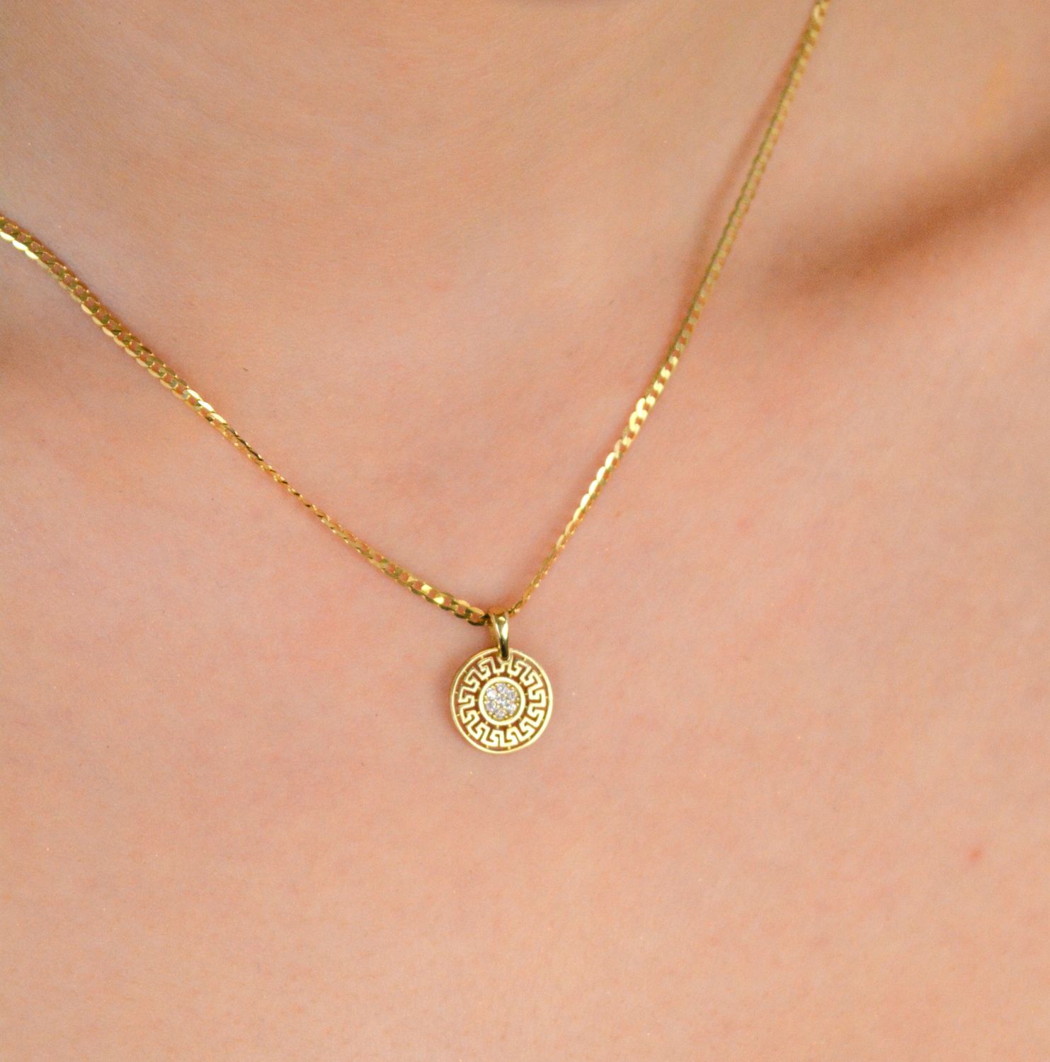Złota zawieszka droga grecka z cyrkonią próba 333, ZW-X-X09-N00-LB14518. Ta elegancka zawieszka wyróżnia się wyjątkowym wzorem inspirowanym klasycznym motywem drogi greckiej, który symbolizuje 1.jpg