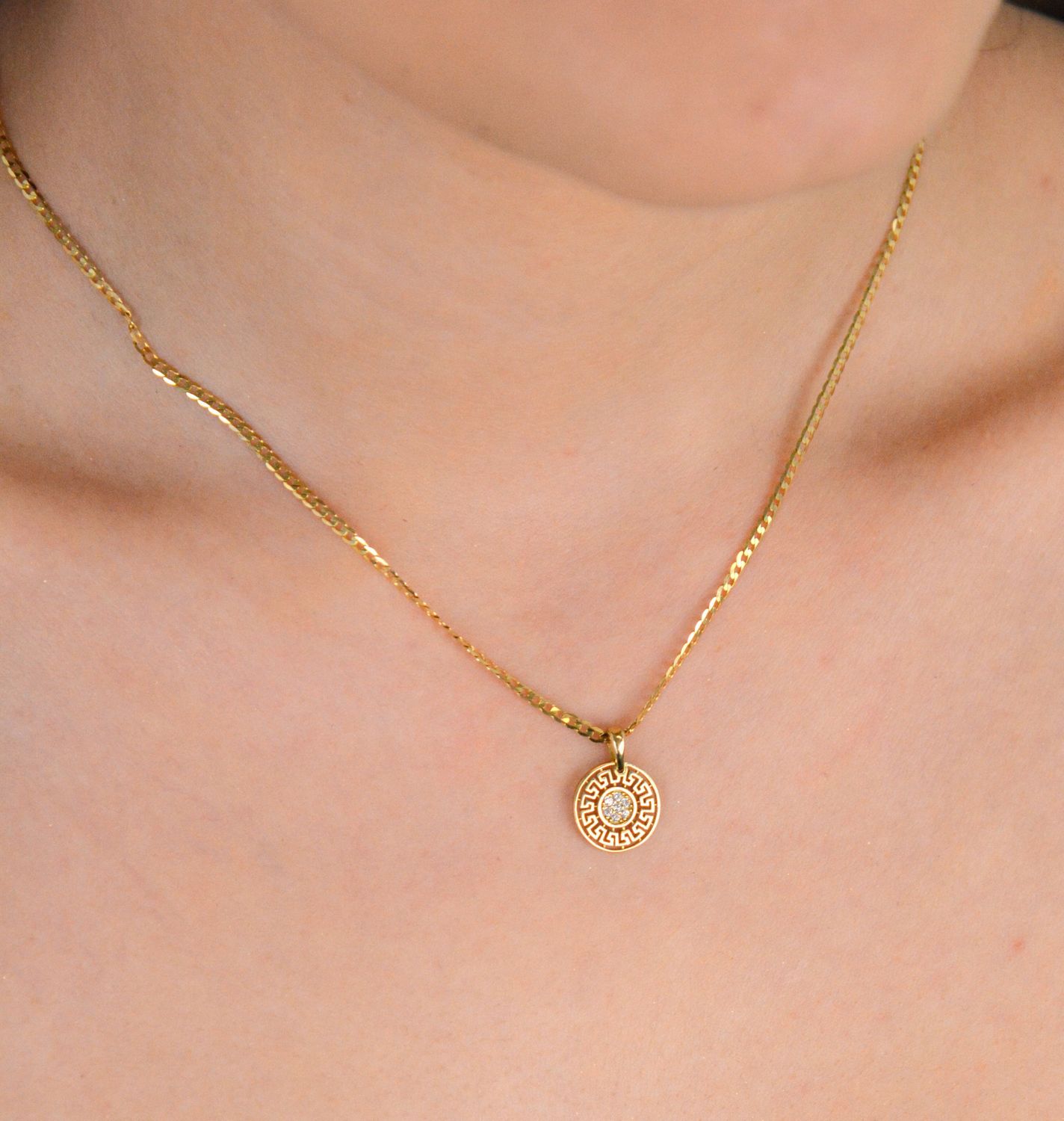 Złota zawieszka droga grecka z cyrkonią próba 333, ZW-X-X09-N00-LB14518. Ta elegancka zawieszka wyróżnia się wyjątkowym wzorem inspirowanym klasycznym motywem drogi greckiej, który symbolizuje 1.jpg