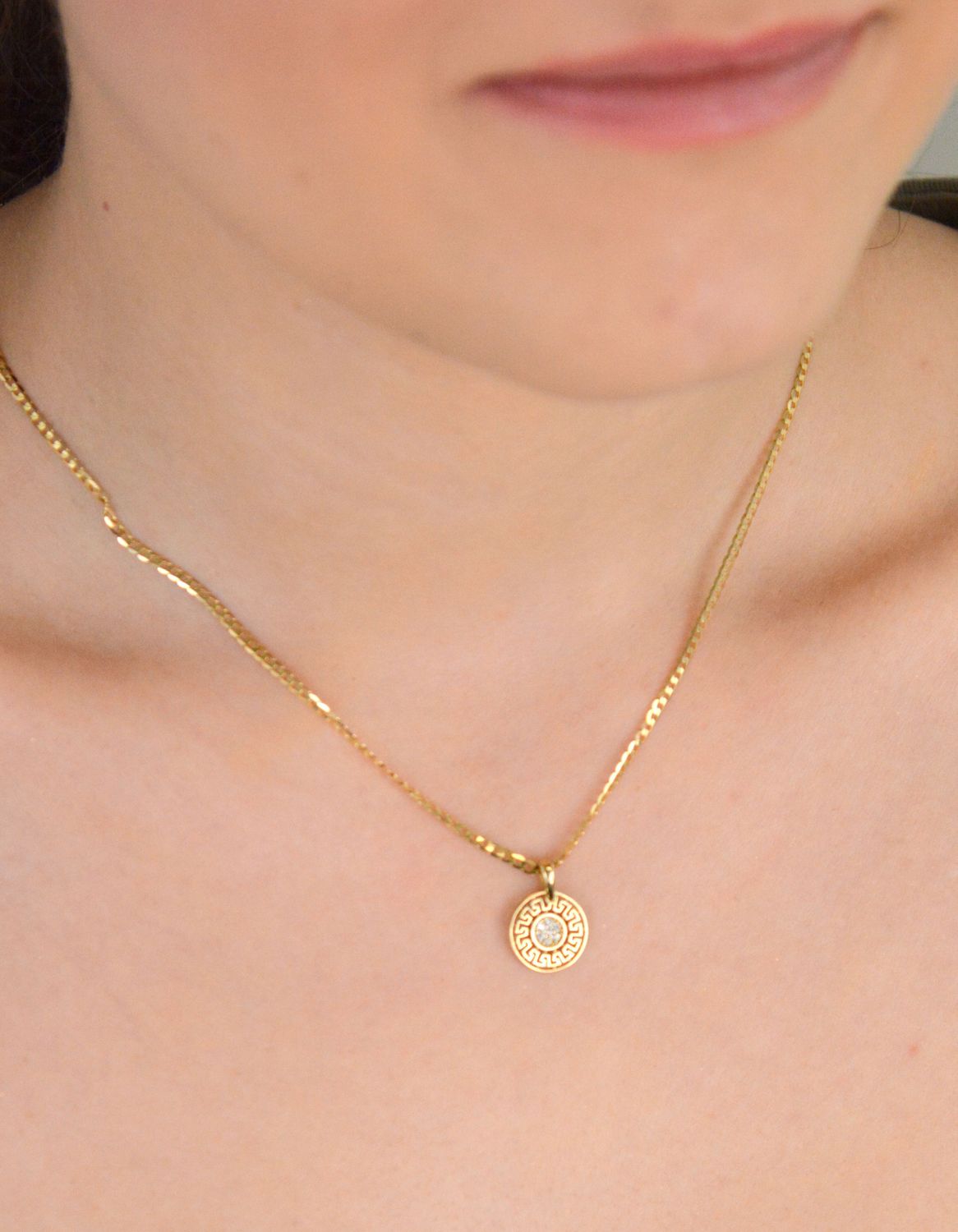 Złota zawieszka droga grecka z cyrkonią próba 333, ZW-X-X09-N00-LB14518. Ta elegancka zawieszka wyróżnia się wyjątkowym wzorem inspirowanym klasycznym motywem drogi greckiej, który symbolizuje 1.jpg