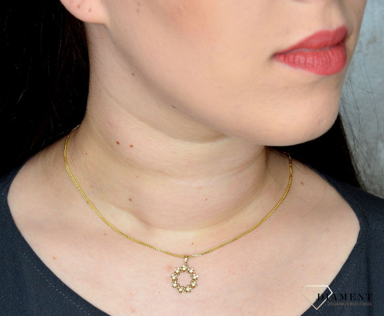 Złota zawieszka 333 wianek ozdobiony cyrkoniami ZW-X-X09-N00-LB16503.jpg