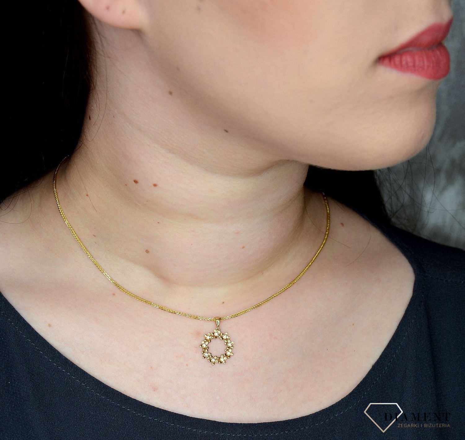 Złota zawieszka 333 wianek ozdobiony cyrkoniami ZW-X-X09-N00-LB16503.jpg