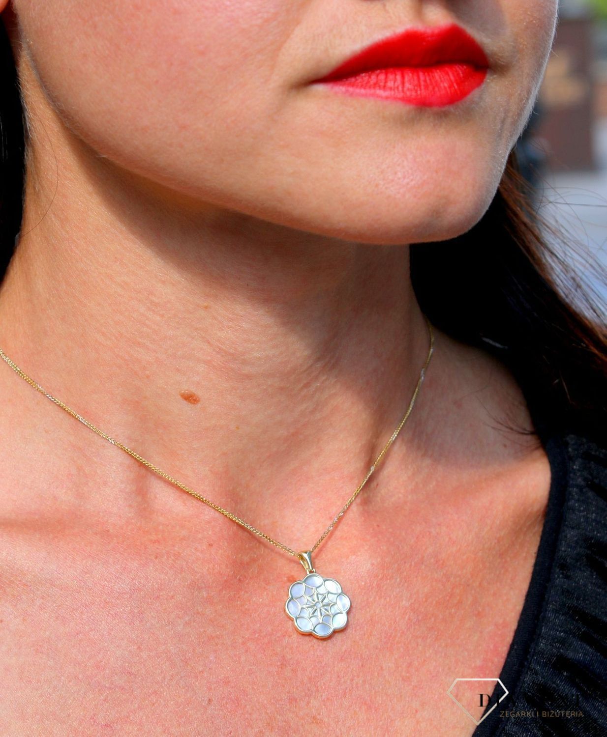 Piękna zawieszka z masą perłową w formie dużego kwiatu wykonana ze złota próby 333.  Zawieszka o ponadczasowym wzorze, będzie pasować na każdą okazję. Biżuteria idealna dla osoby, która lubi lekkość i subtelność w sw.jpg