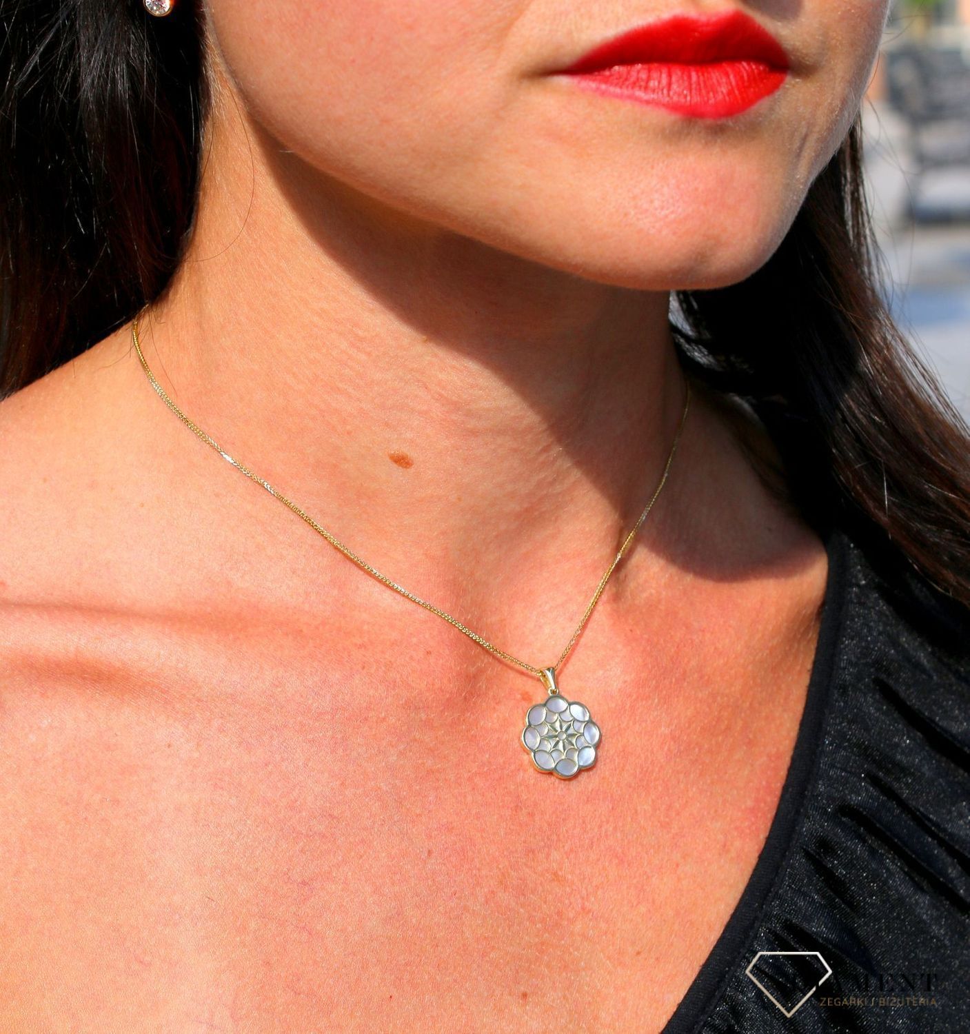 Piękna zawieszka z masą perłową w formie dużego kwiatu wykonana ze złota próby 333.  Zawieszka o ponadczasowym wzorze, będzie pasować na każdą okazję. Biżuteria idealna dla osoby, która lubi lekkość i subtelność w sw.jpg