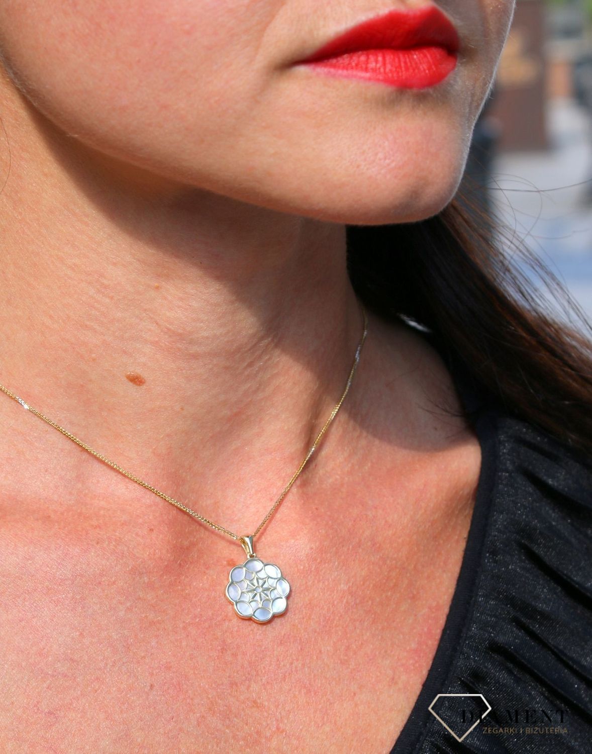 Piękna zawieszka z masą perłową w formie dużego kwiatu wykonana ze złota próby 333.  Zawieszka o ponadczasowym wzorze, będzie pasować na każdą okazję. Biżuteria idealna dla osoby, która lubi lekkość i subtelność w sw.jpg