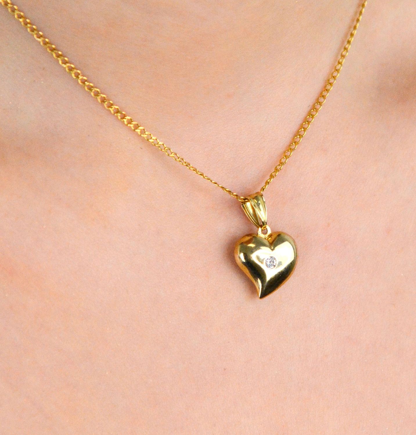Zawieszka złote serce z cyrkonią próba 333, ZW-X-X09-N00-MB11111 Ta urocza zawieszka w kształcie serca została wykonana z wysokiej jakości złota próby 333. 1.jpg