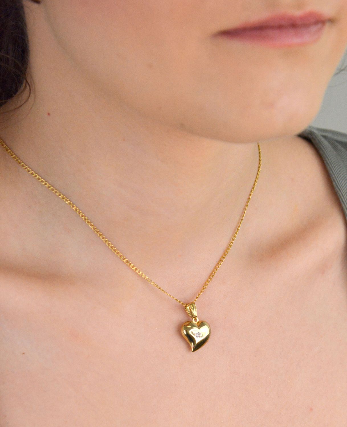 Zawieszka złote serce z cyrkonią próba 333, ZW-X-X09-N00-MB11111 Ta urocza zawieszka w kształcie serca została wykonana z wysokiej jakości złota próby 333. 1.jpg