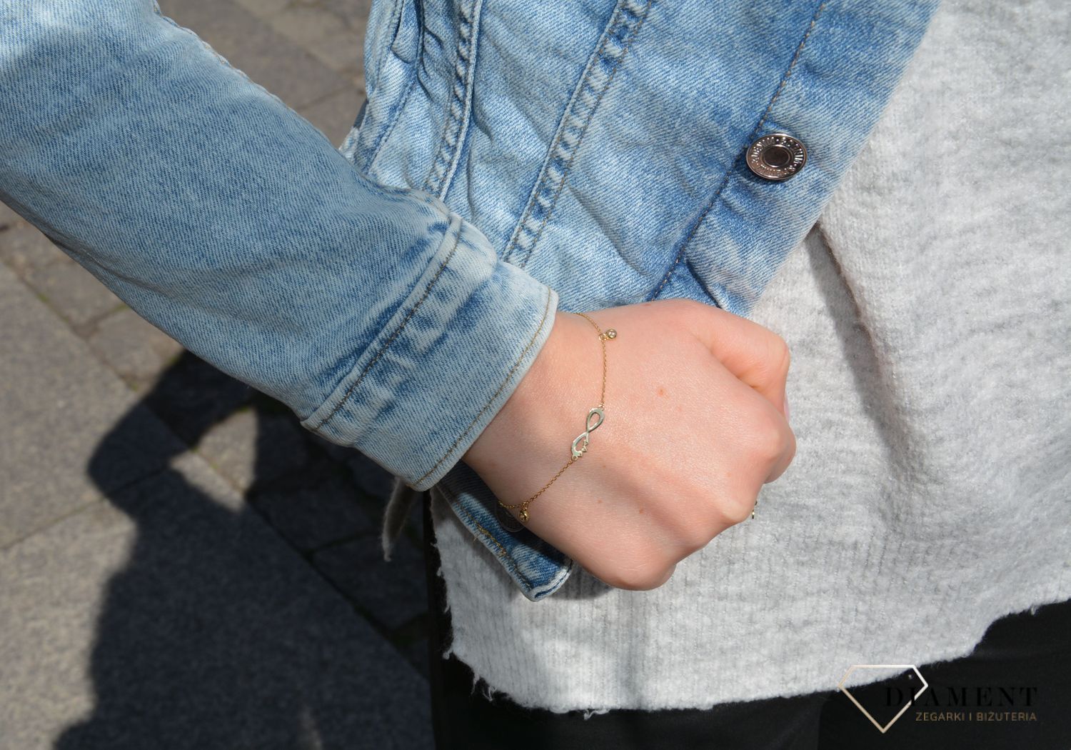 Subtelna bransoletka z elementem ozdobnym, w kształcie popularnego znaku nieskończoności, będzie idealnym prezentem symbolizującym miłość i przyjaźń na zawsze..jpg