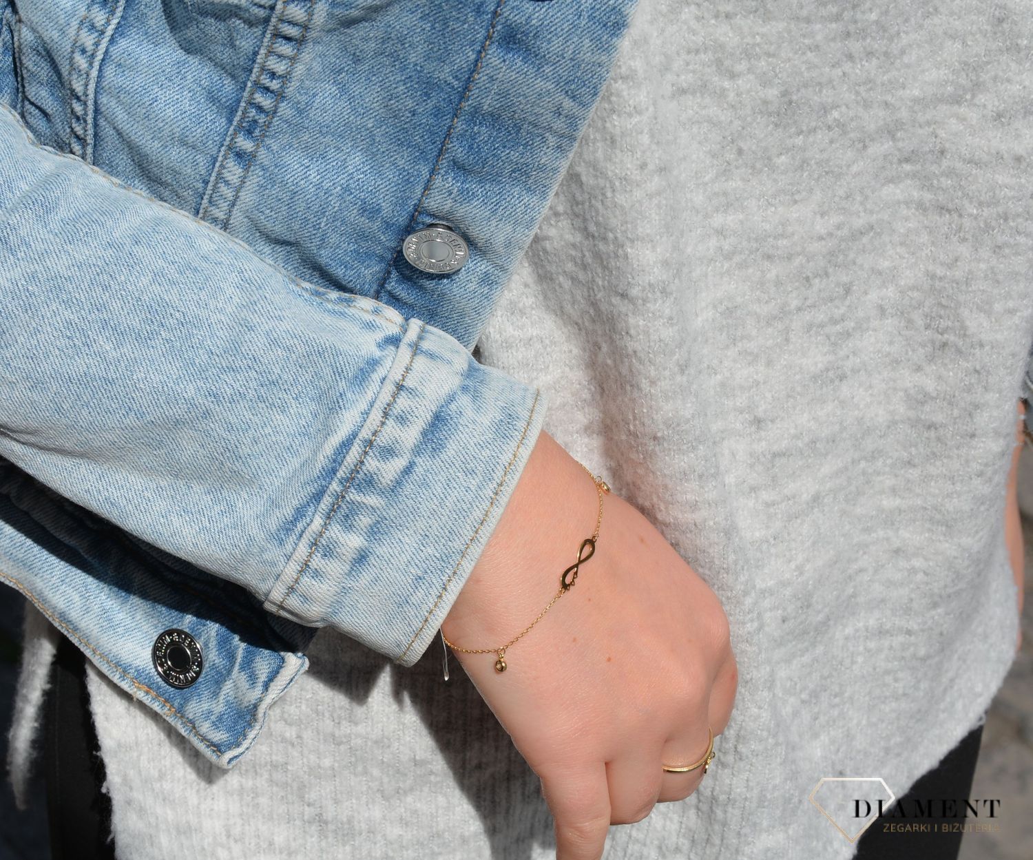 Subtelna bransoletka z elementem ozdobnym, w kształcie popularnego znaku nieskończoności, będzie idealnym prezentem symbolizującym miłość i przyjaźń na zawsze..jpg