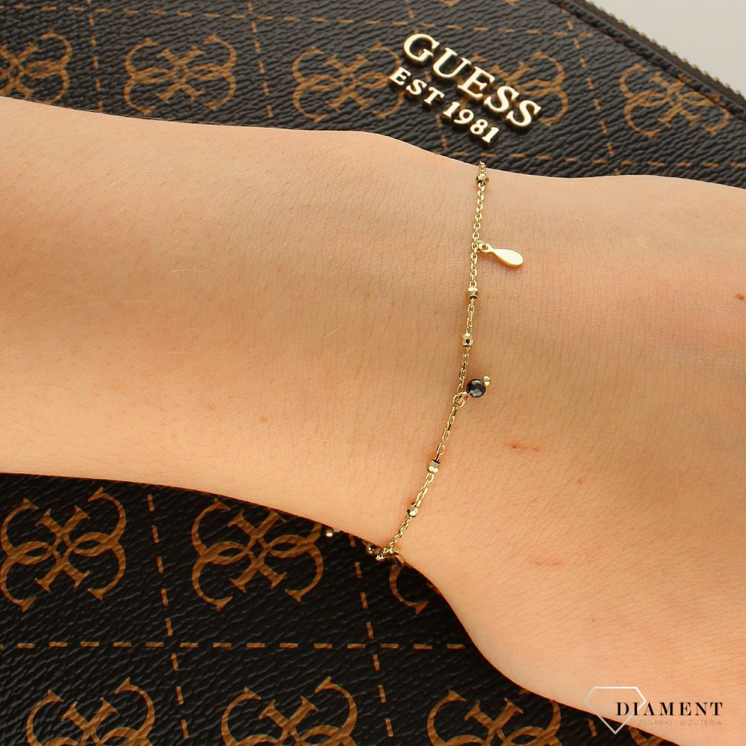 Bransoletka złota próby 333 czarne koraliki ZW-X-X09-N18-DC17967.  Złota bransoletka z elementami ozdobnymi w kształcie czarnych koralików. Złota bransoletka damska. Złota bransoletka idealna na prezent. .jpg