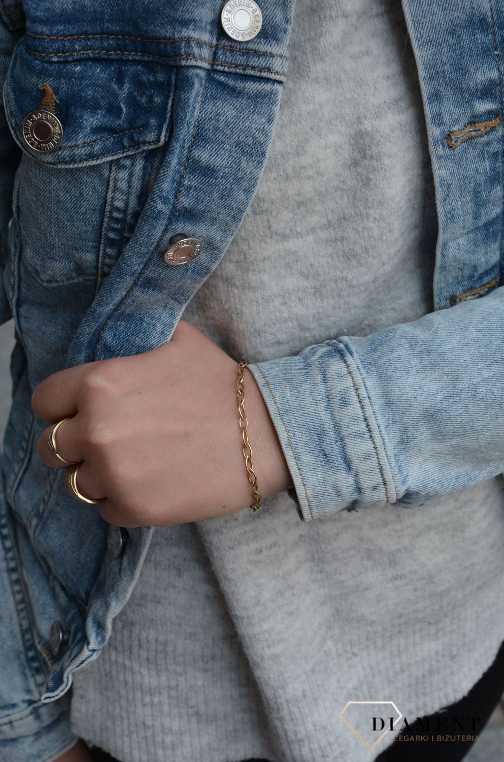 Złota bransoletka z ogniwek, na które można zapinać ozdobne charmsy na karabińczykach. Dodatkowo z ozdobną blaszką w kształcie koła przy zapięciu..jpg
