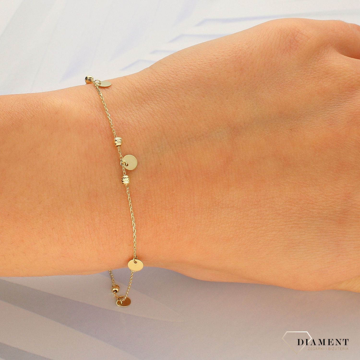 Złota bransoletka celebrytka 333 grawerowane cyrkonie z okrągłymi blaszkami ZW-X-X09-N19-DA17928 (1).jpg