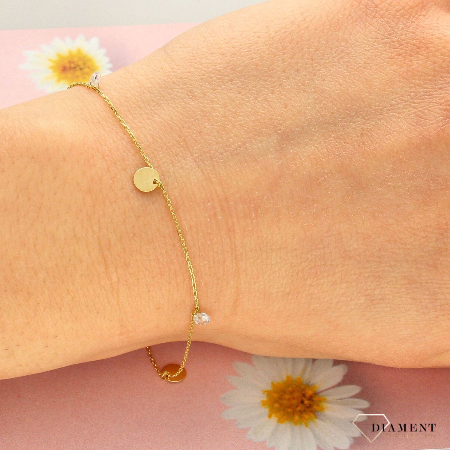 Zmysłowa bransoletka wykonana z 8-karatowego, żółtego złota ozdobiona została delikatnymi blaszkami i jasnymi cyrkoniami. Urzeka subtelnością i blaskiem..jpg