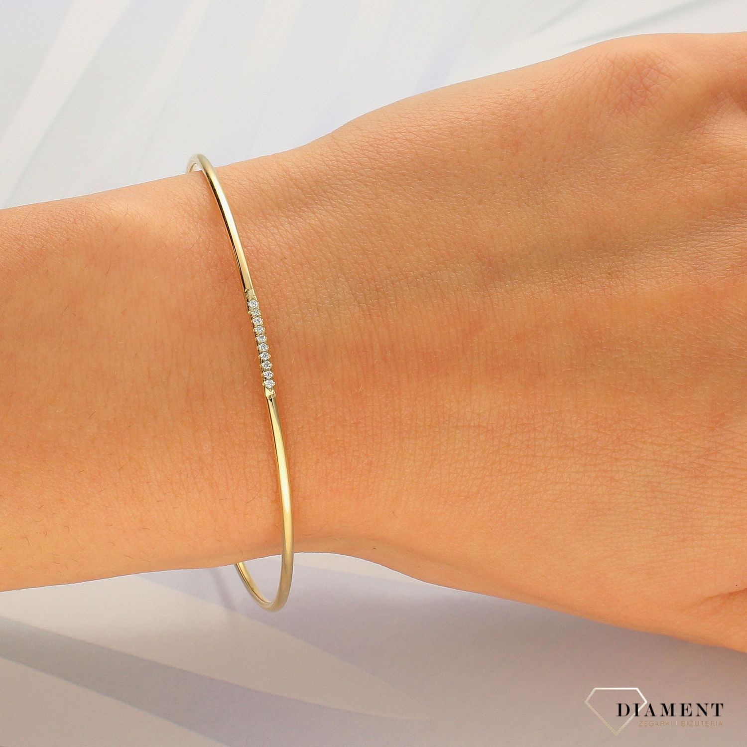 Złota bransoletka 333 sztywna z błyszczącymi cyrkoniami ZW-X-X09-N19-DB18232 (1).jpg