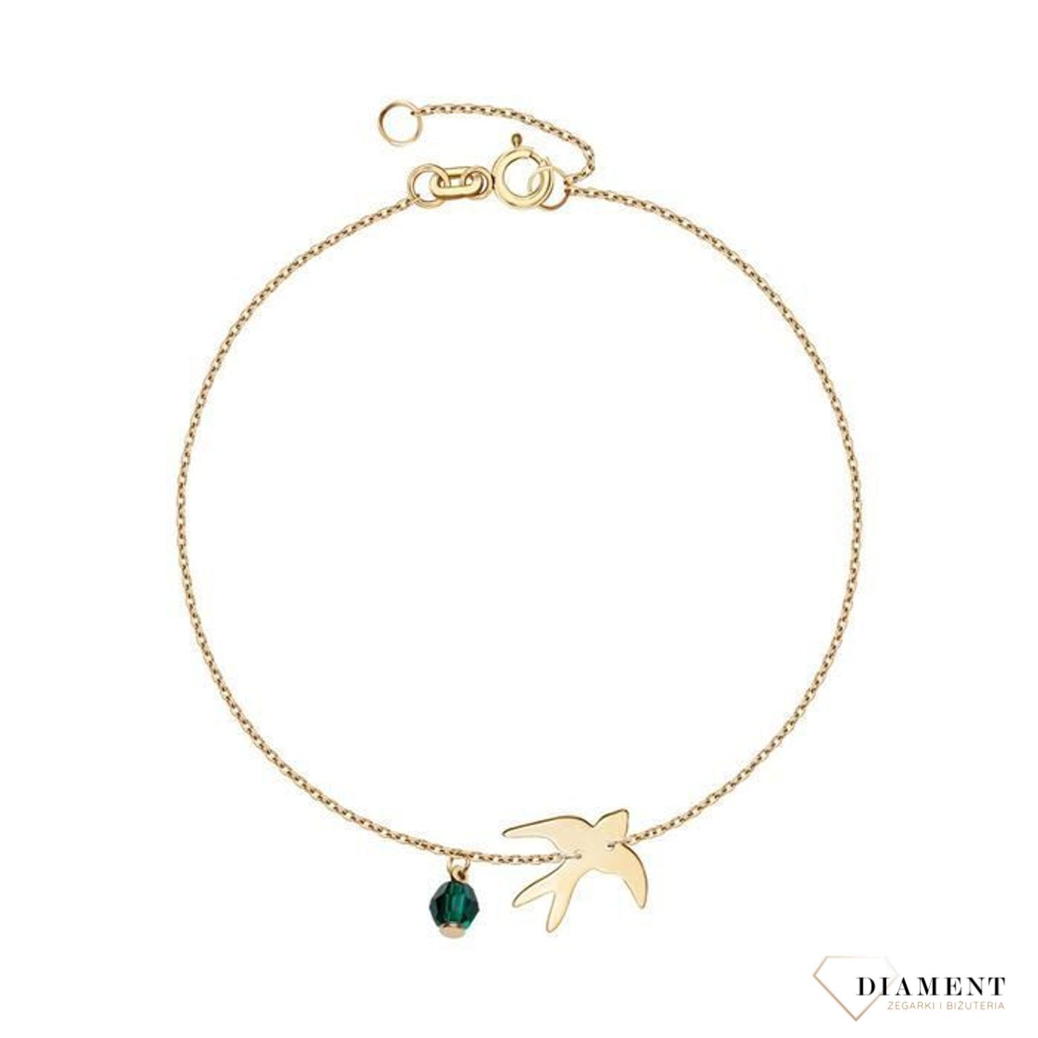 Złota bransoletka wykonana z delikatnego, ażurowego łańcuszka oraz subtelnej zawieszki w formie jaskółki. Całość dopełnia drobne zielone szkiełko..jpg