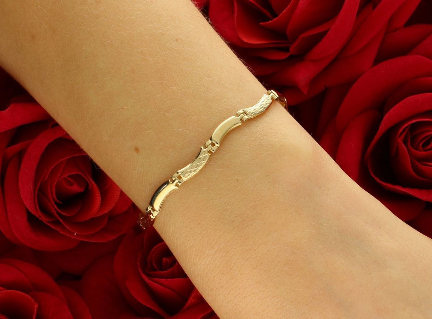 Bransoletka złota z ozdobnym wzorem grawerowana, pr 333 ZW-X-X09-N20-DA12212  Złota bransoletka wykonana z 8 karatowego żółtego złota. Powstała z połączenia podłużnych ogniw1.jpg