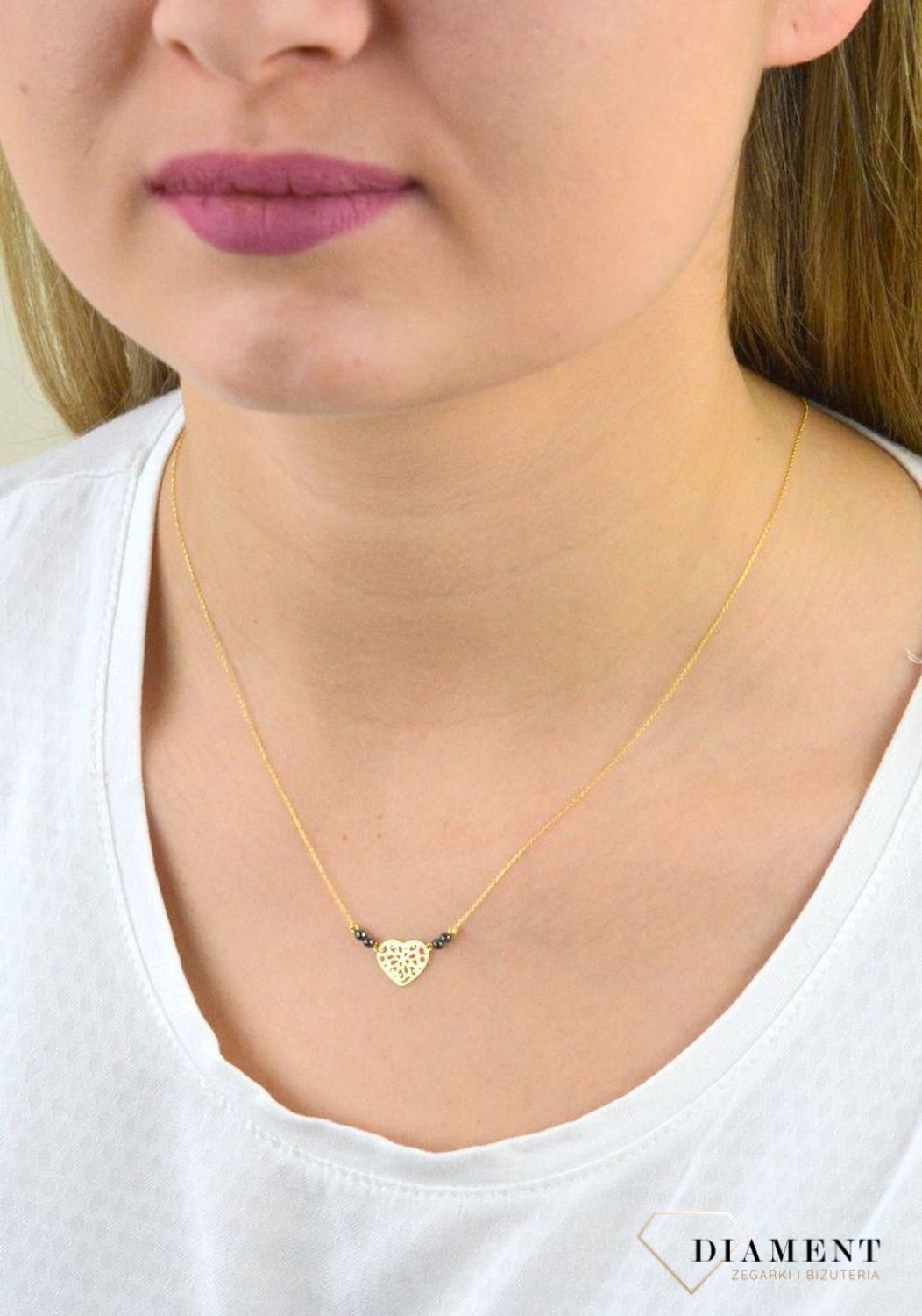 Złoty naszyjnik celebrytka próby 333 serce ZW-X-X09-N42-CW17835 .Złoty naszyjnik celebrytka z elementem ozdobnym w postaci serca ozdobione po obu stronach kuleczkami czarnymi oraz złotymi. .png